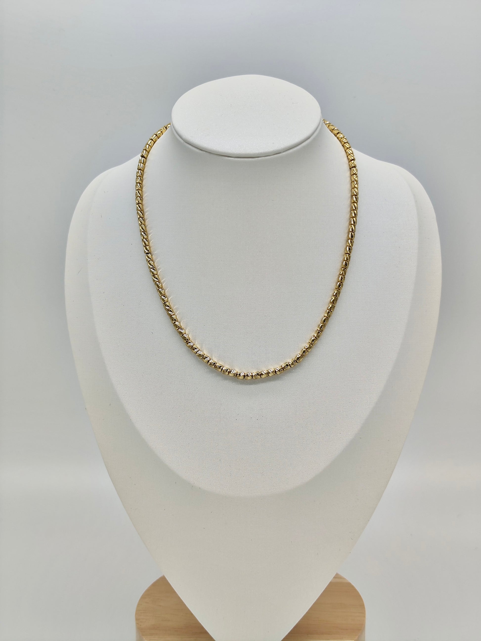 Collar Twist