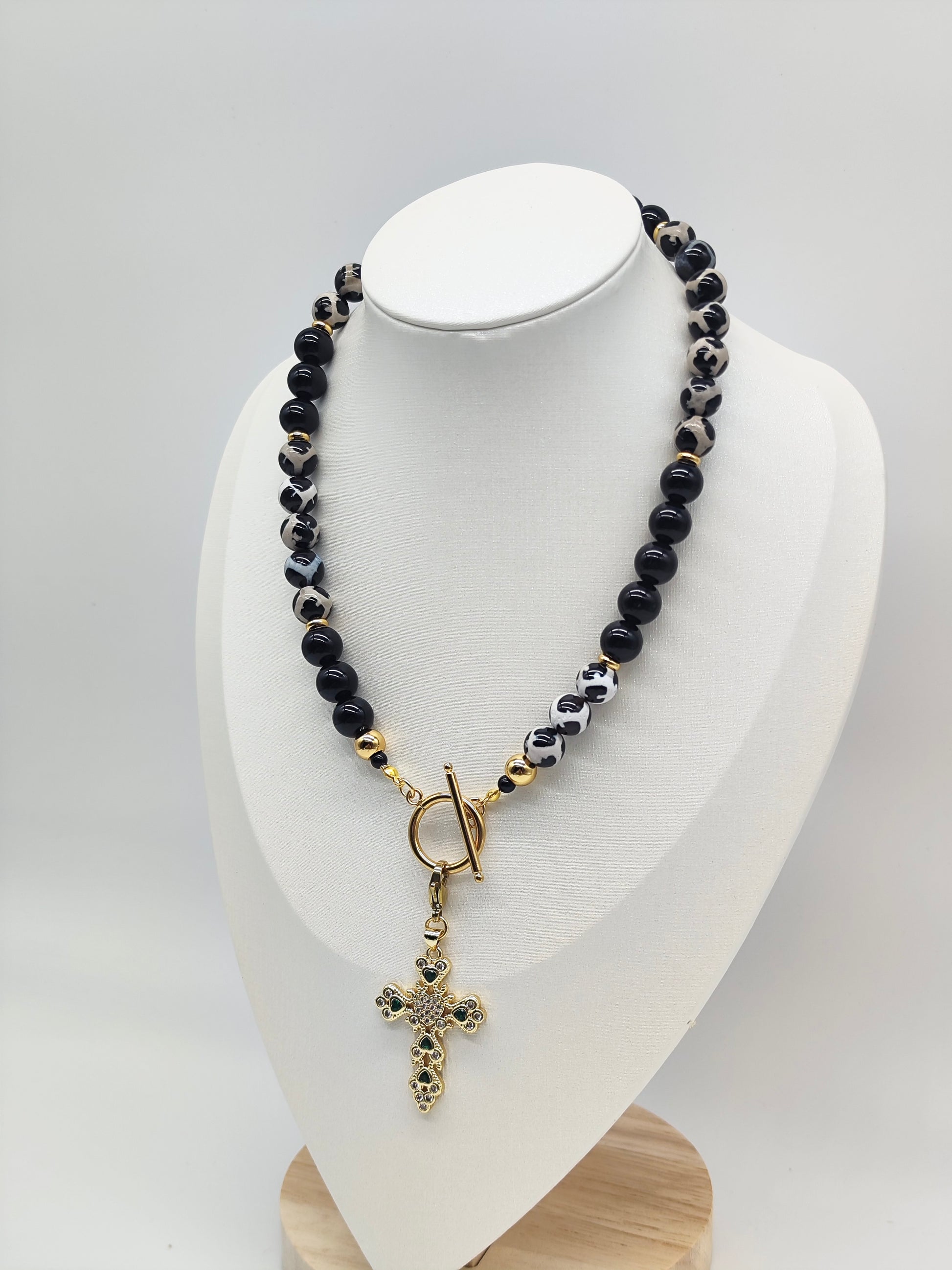 Collar Cruz Imperial – Artesanal y con Piedra Natural