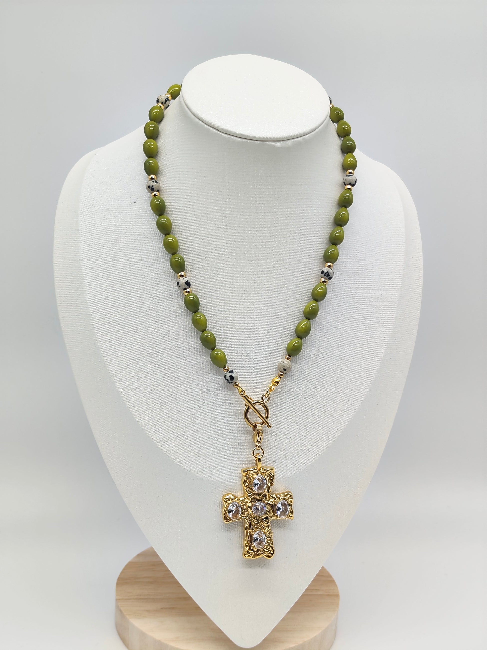 Collar Cruz Oliva – Artesanal y con piedra natural