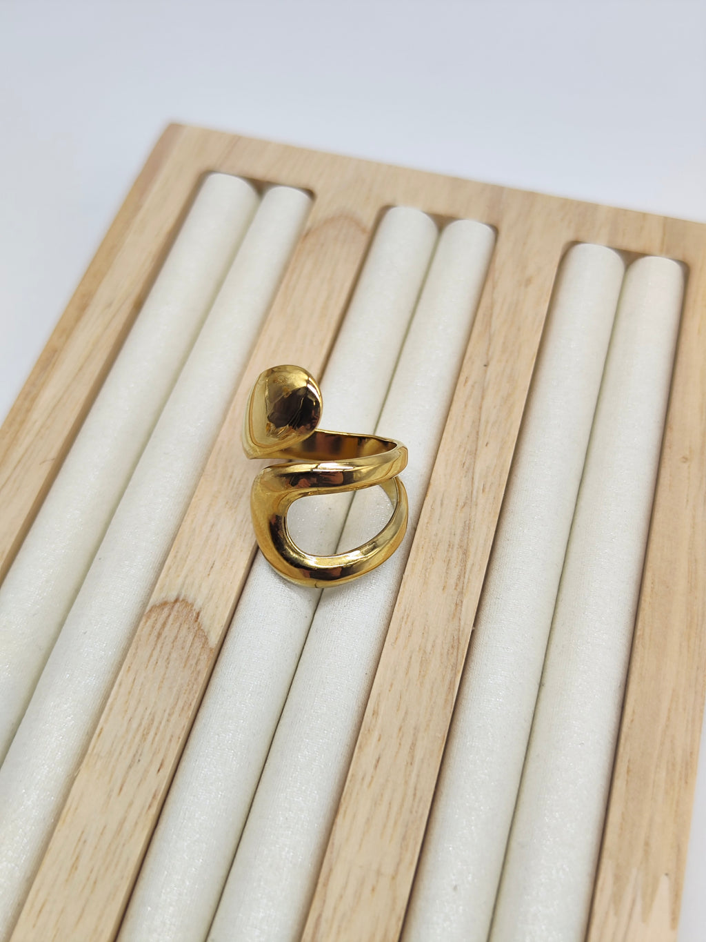 ✨ Anillo Wave Luxe (A elegir en dorado o plateado)