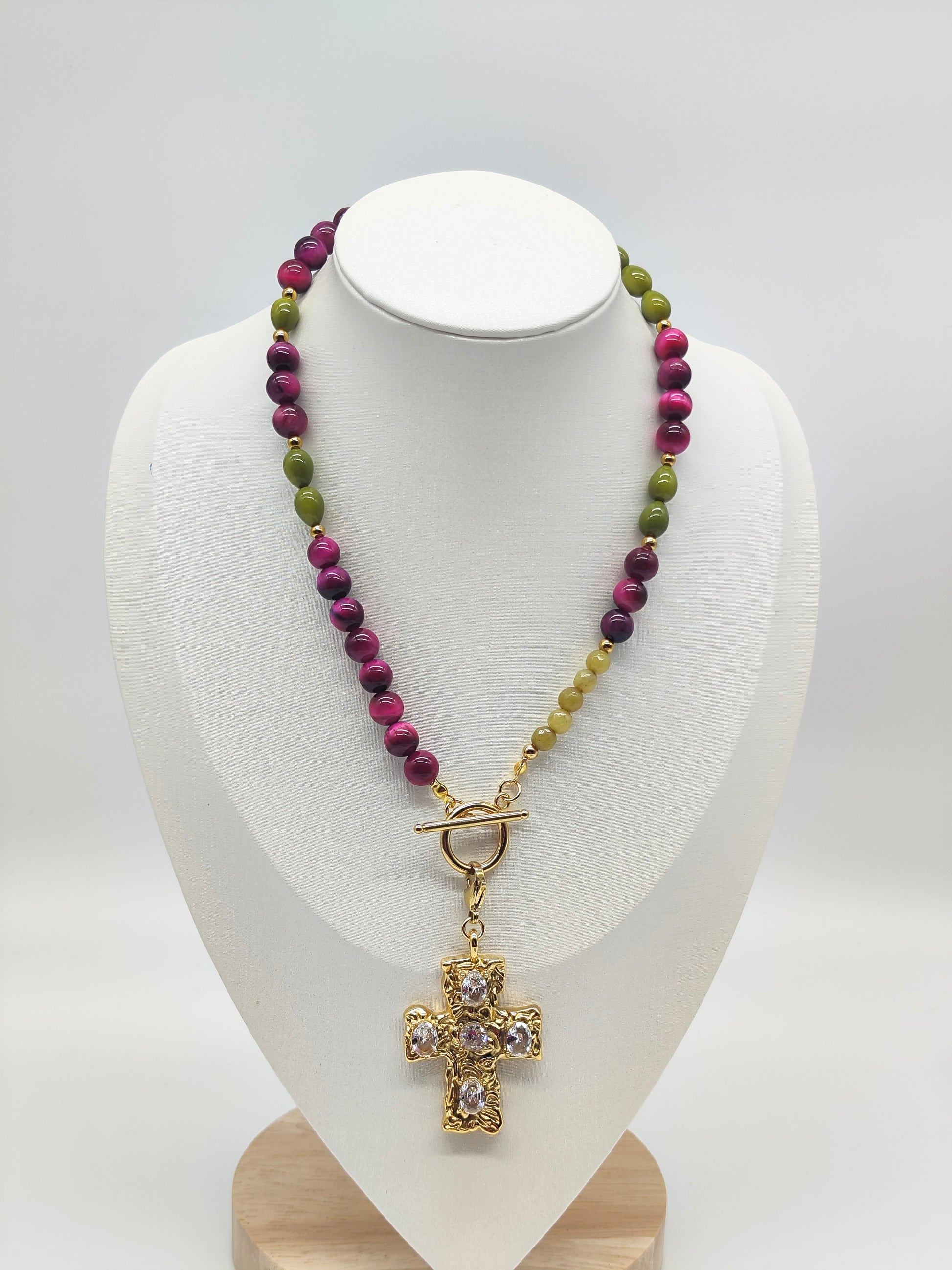 Collar artesanal Reina Magenta