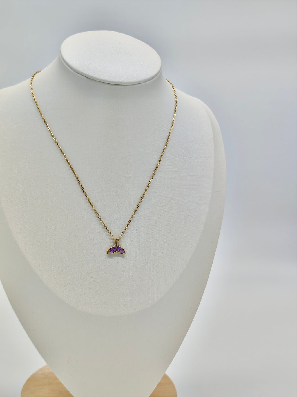 Collar Cola de Ballena – Dorado con Detalle Lila