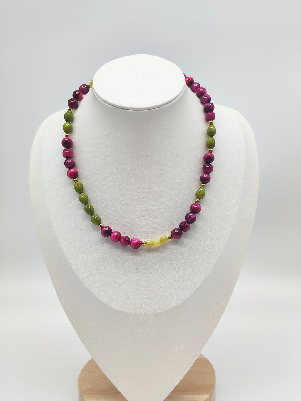 Collar artesanal Reina Magenta