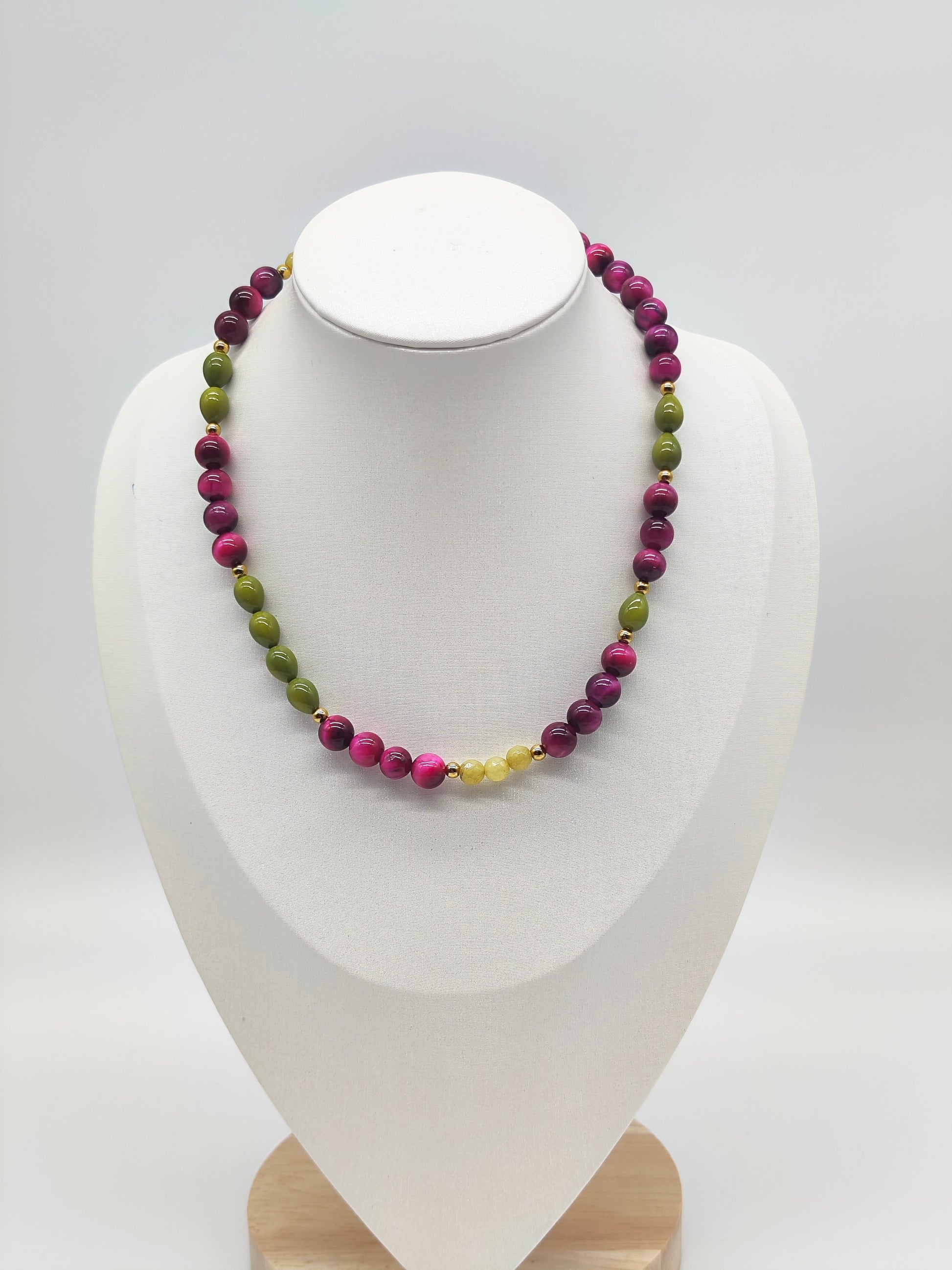 Collar artesanal Reina Magenta