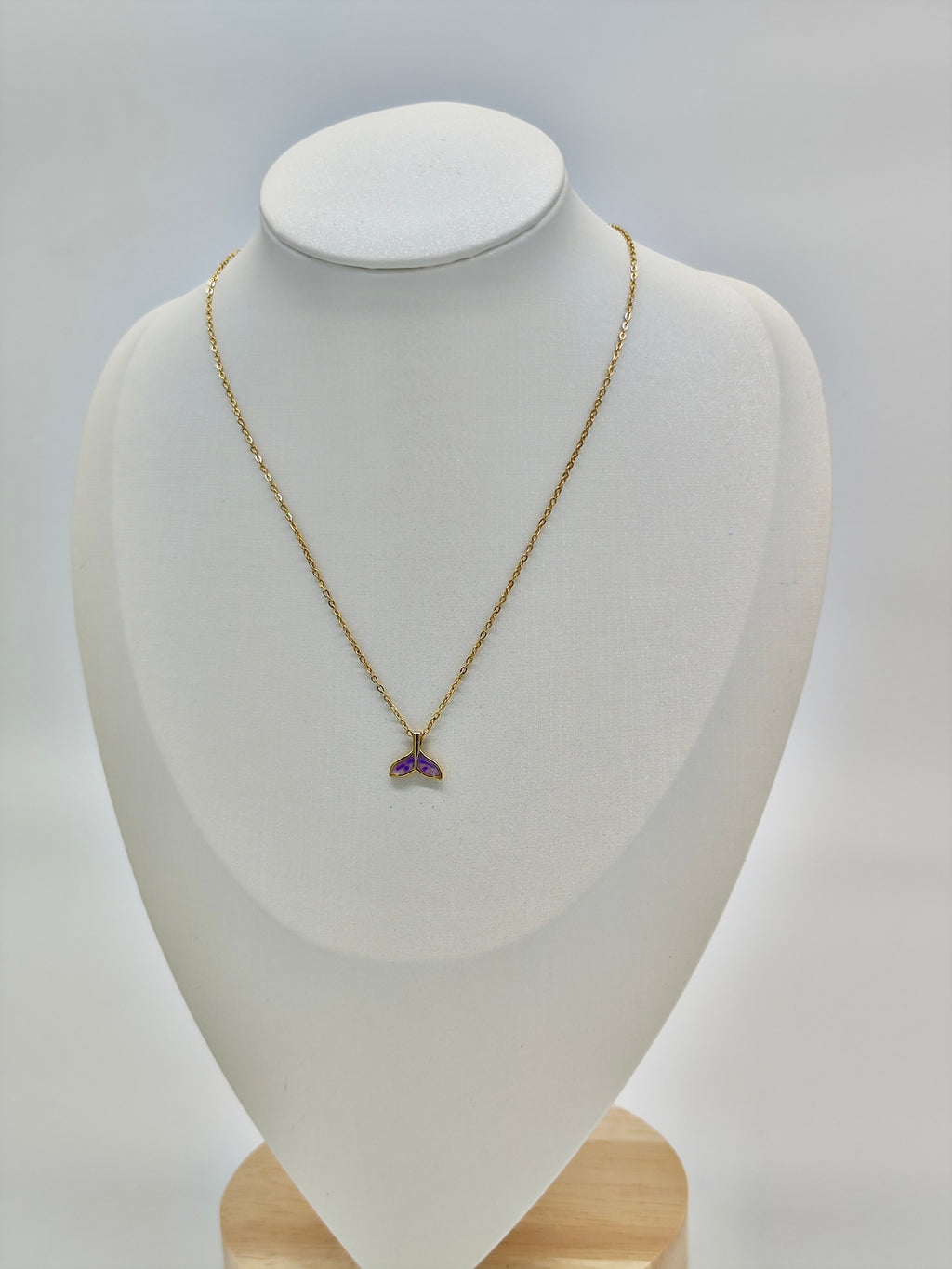 Collar Cola de Ballena – Dorado con Detalle Lila