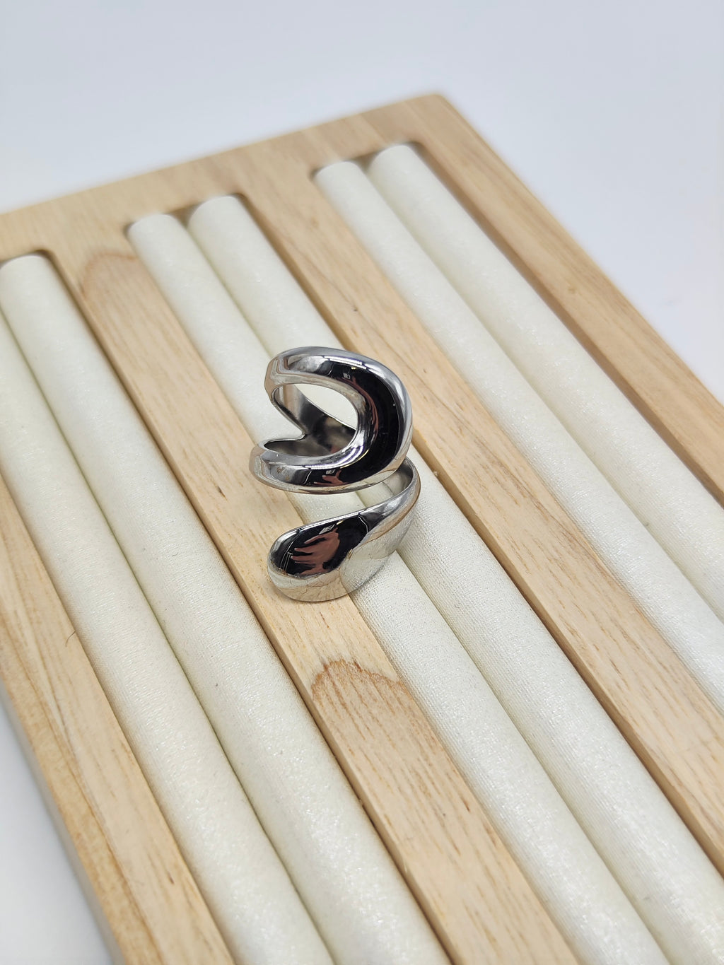 ✨ Anillo Wave Luxe (A elegir en dorado o plateado)