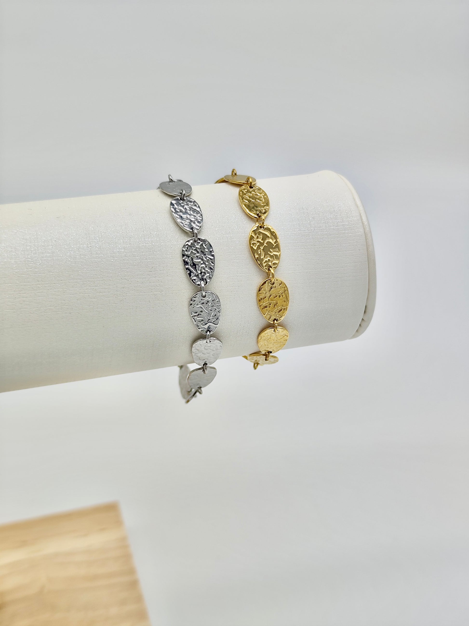 Pulsera Martillada de Acero Inoxidable – Disponible en Dorado o Plateado