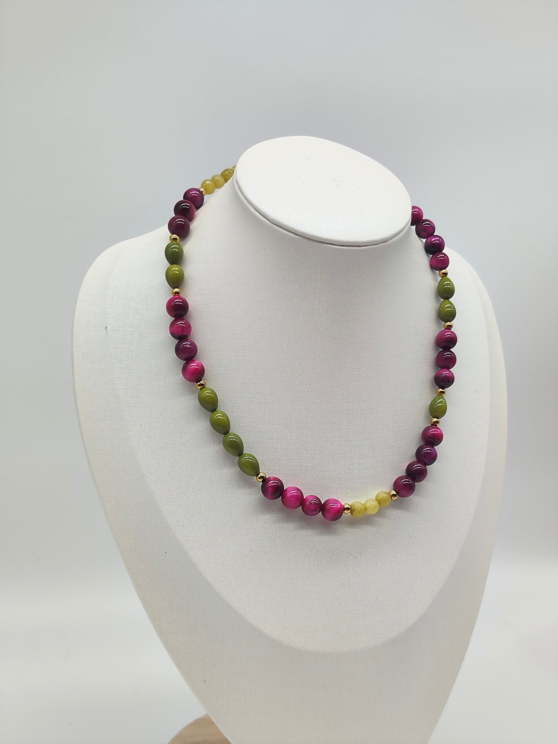 Collar artesanal Reina Magenta