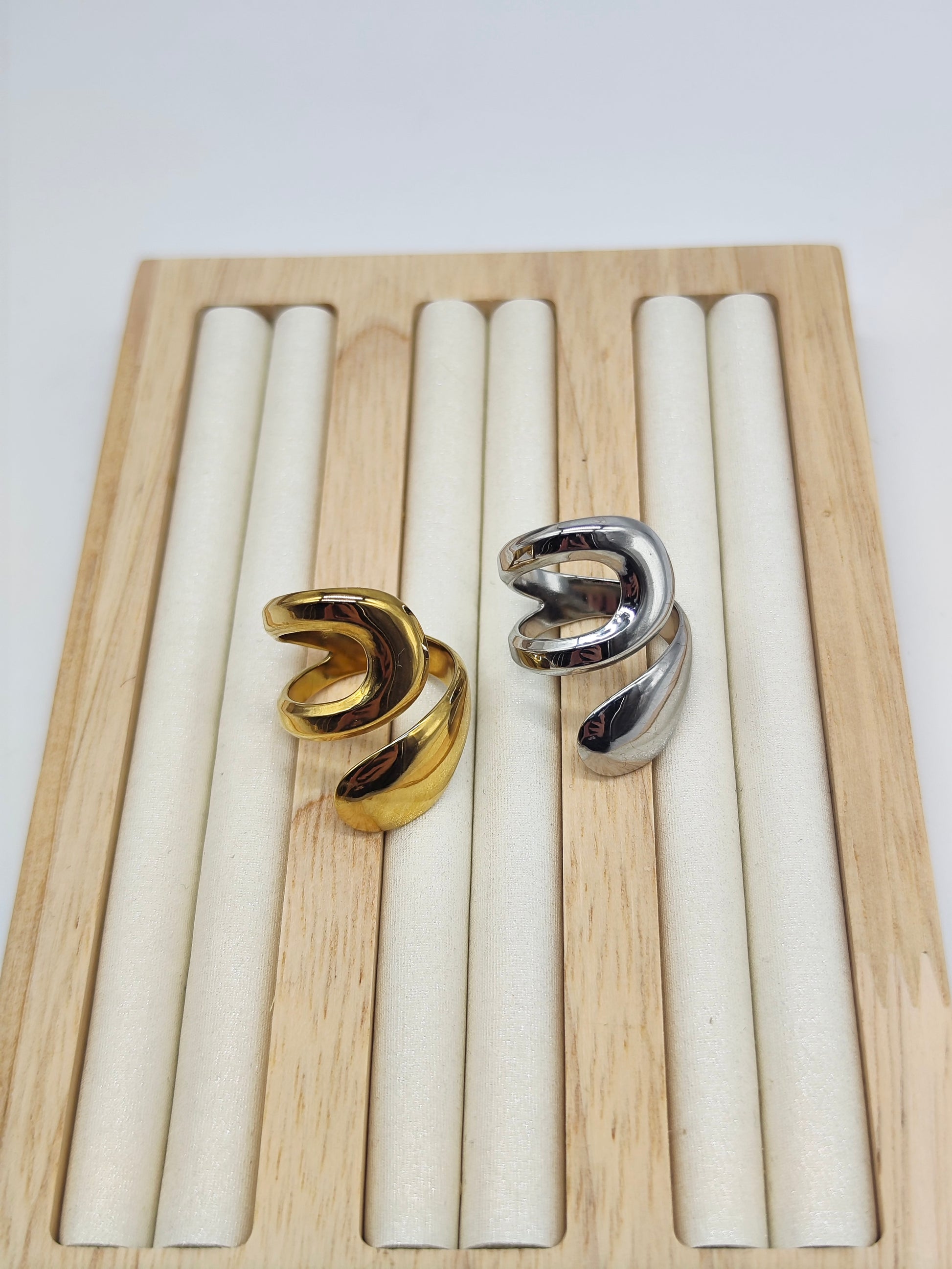 ✨ Anillo Wave Luxe (A elegir en dorado o plateado)