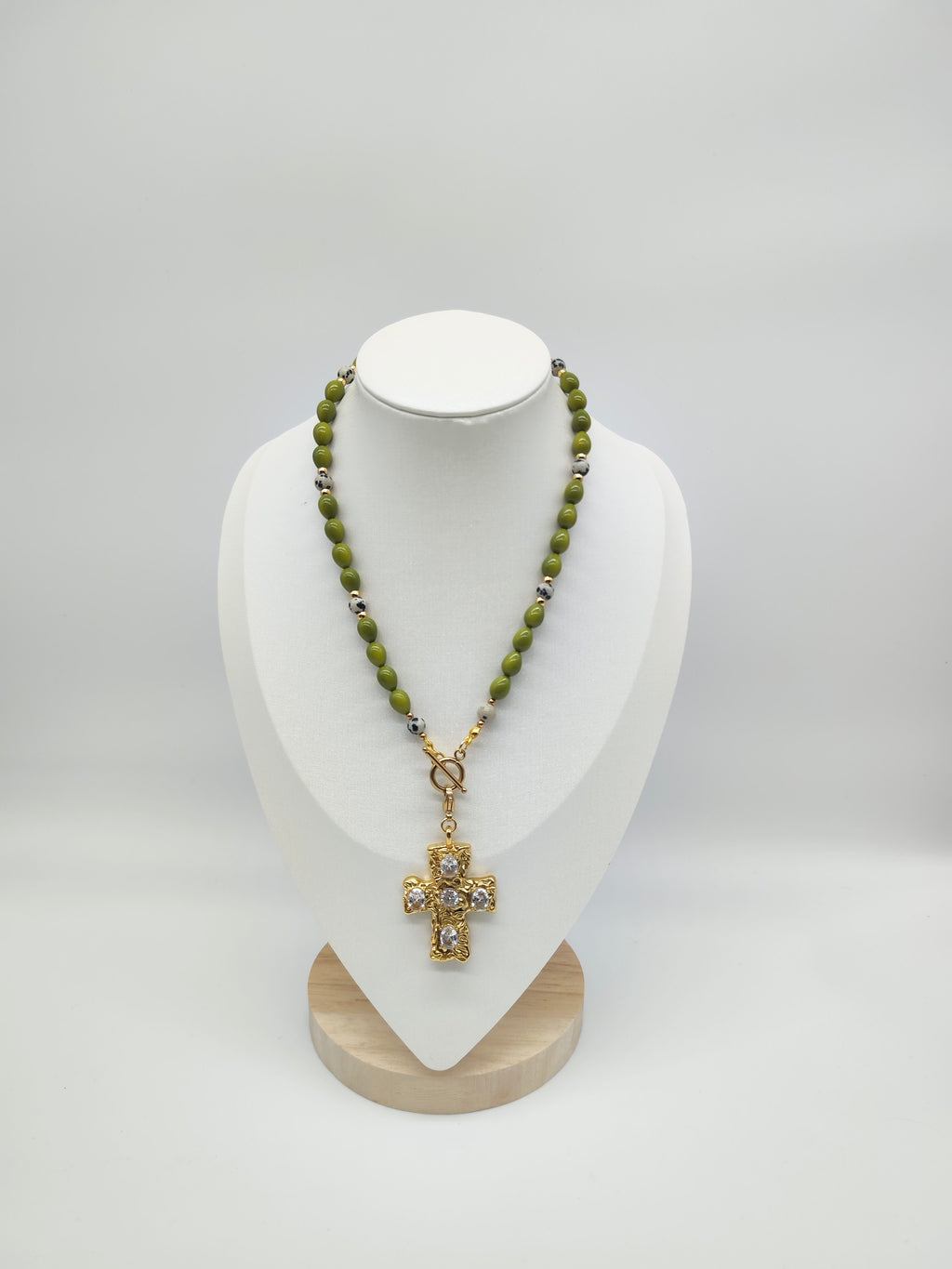 Collar Cruz Oliva – Artesanal y con piedra natural