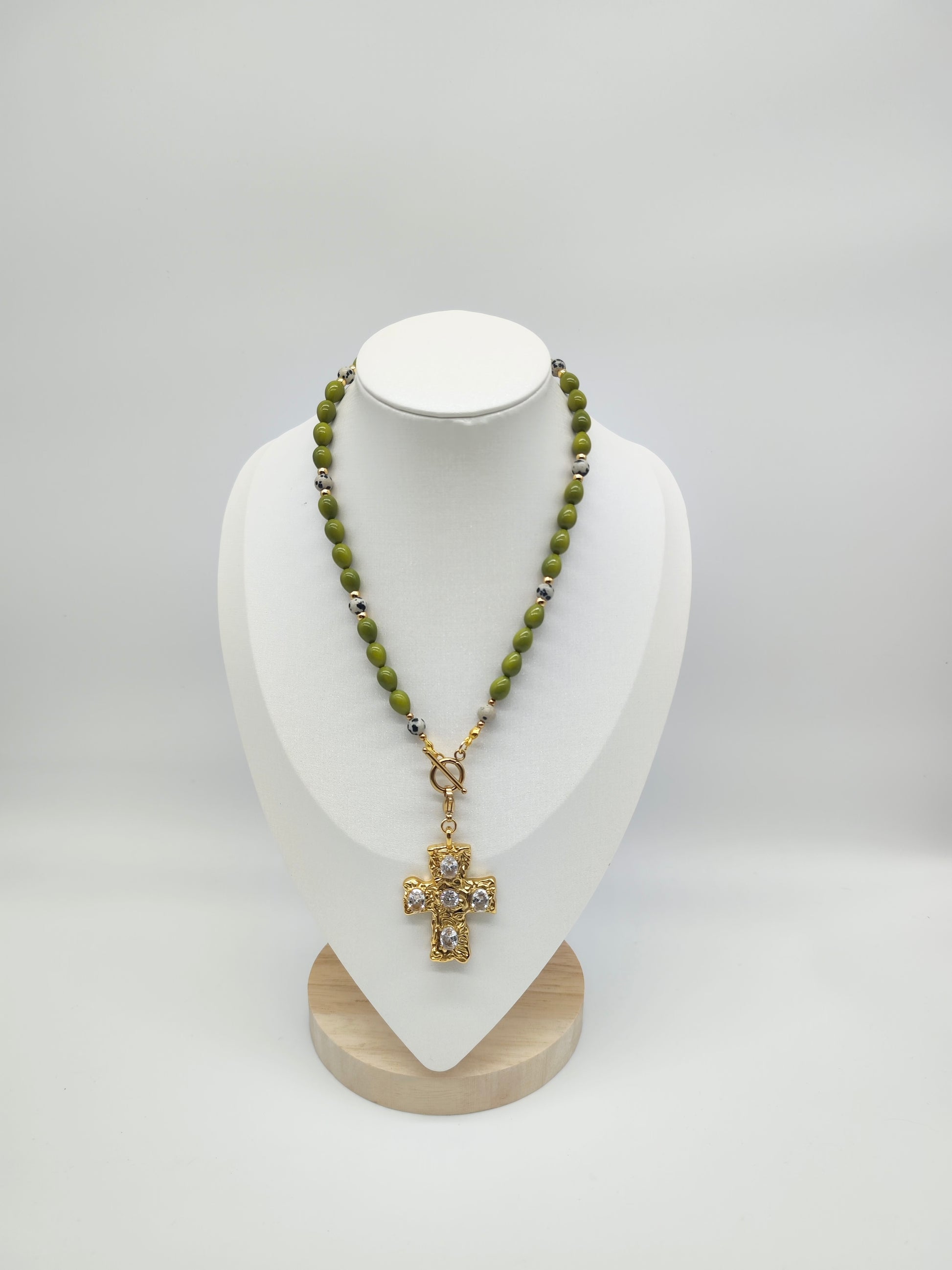 Collar Cruz Oliva – Artesanal y con piedra natural