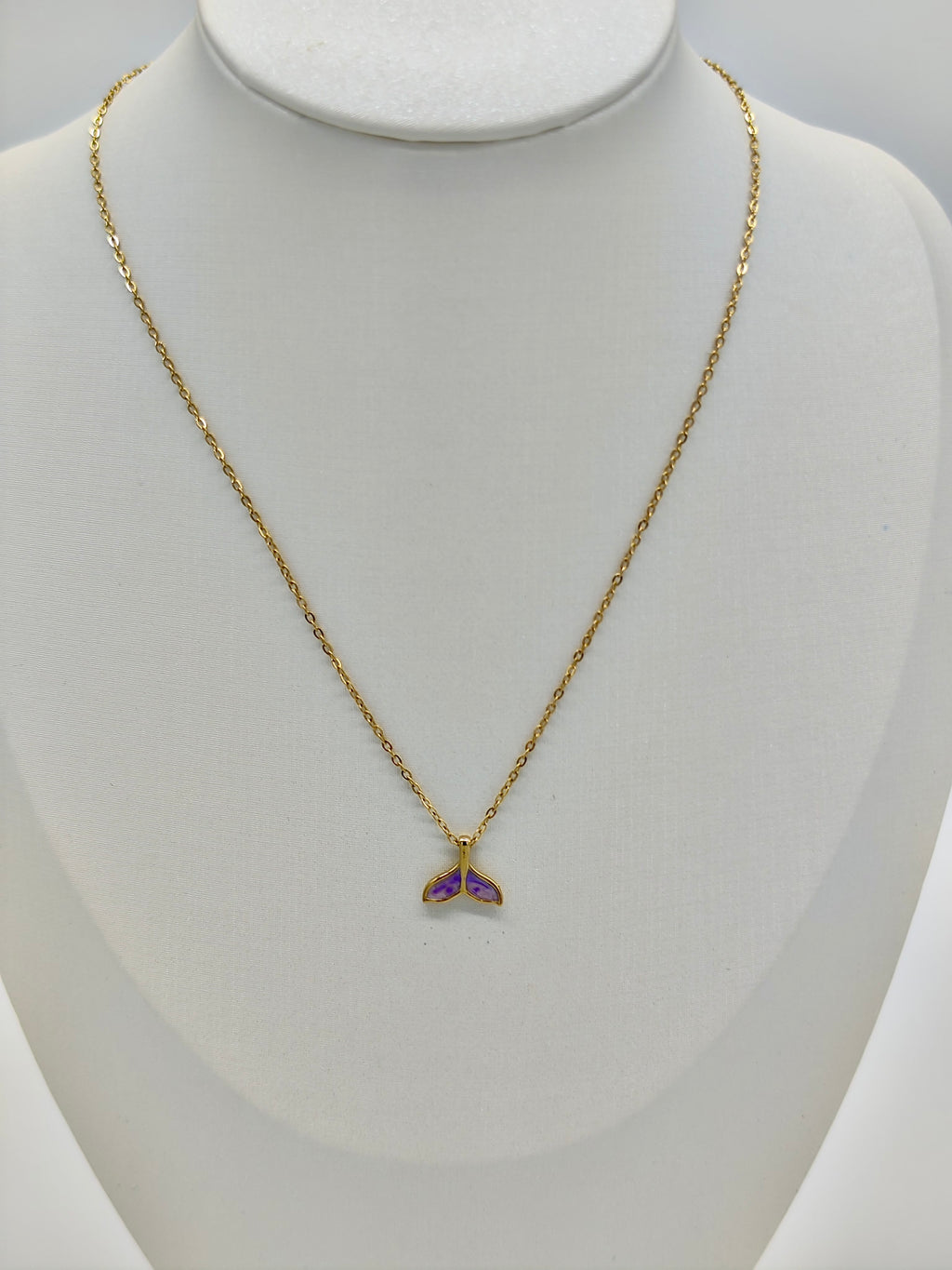 Collar Cola de Ballena – Dorado con Detalle Lila