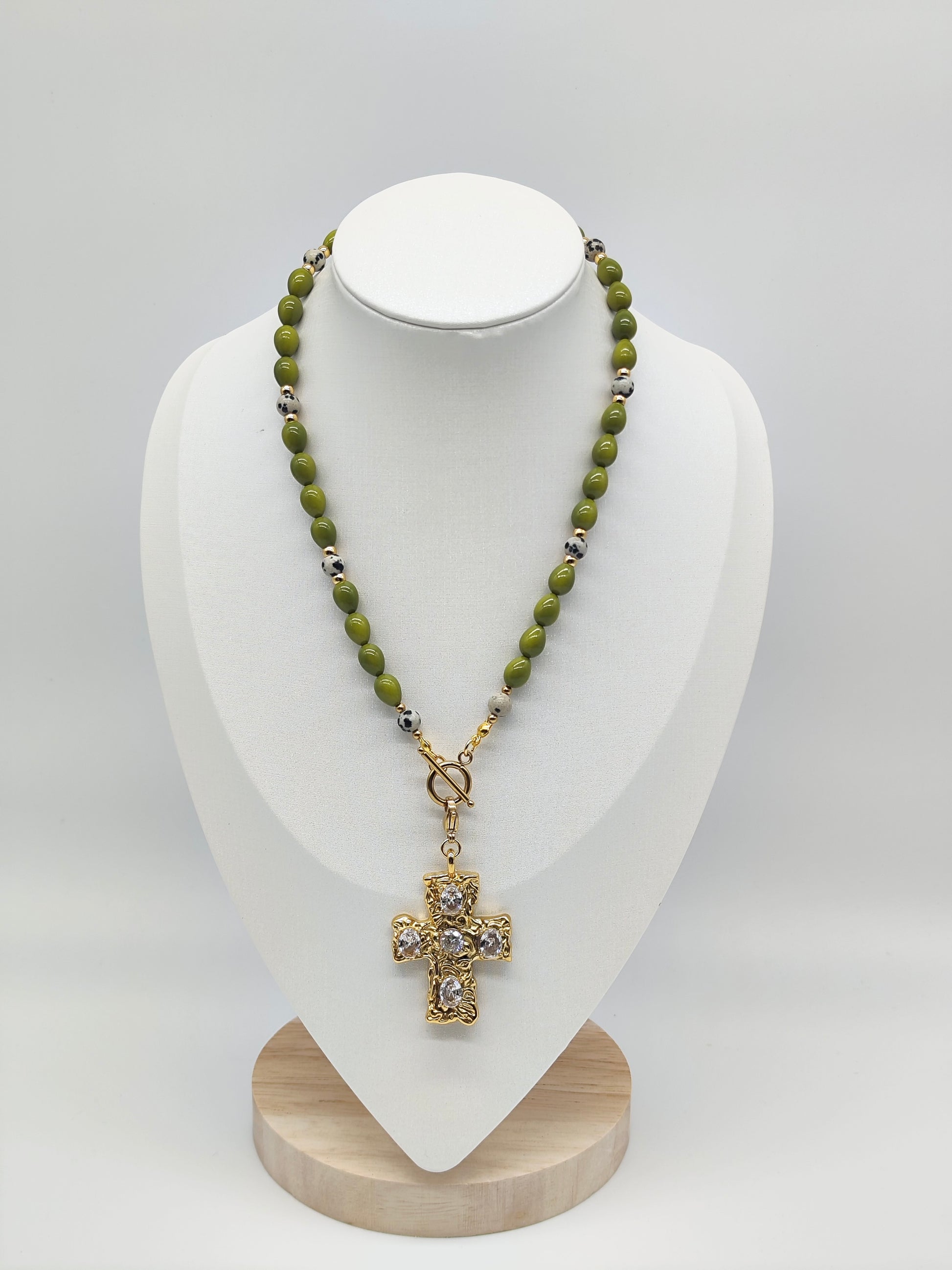 Collar Cruz Oliva – Artesanal y con piedra natural