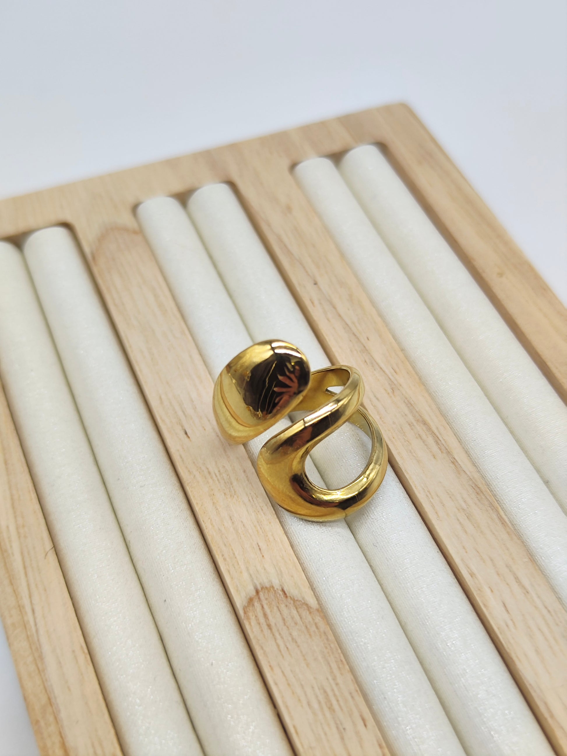 ✨ Anillo Wave Luxe (A elegir en dorado o plateado)