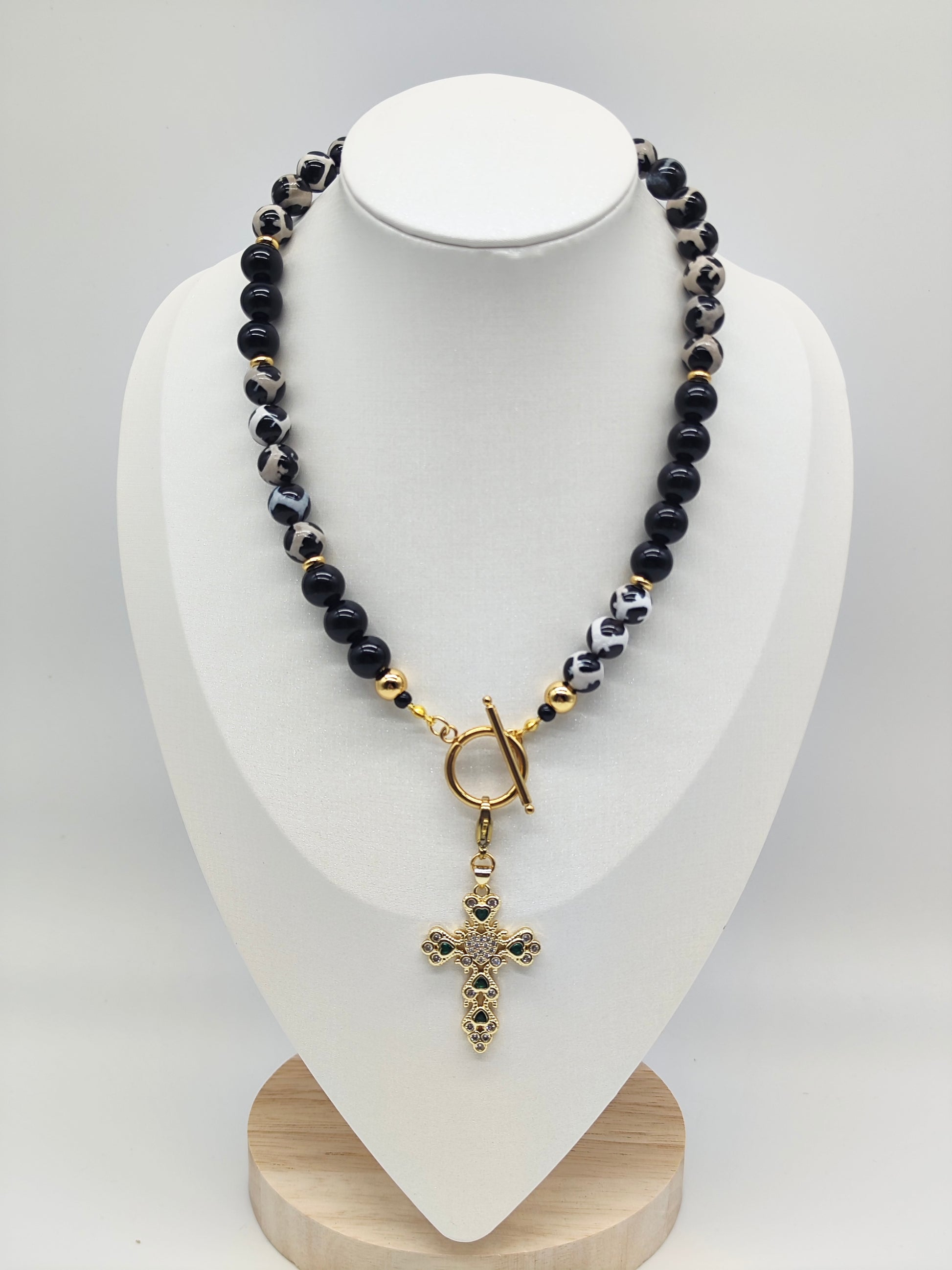 Collar Cruz Imperial – Artesanal y con Piedra Natural