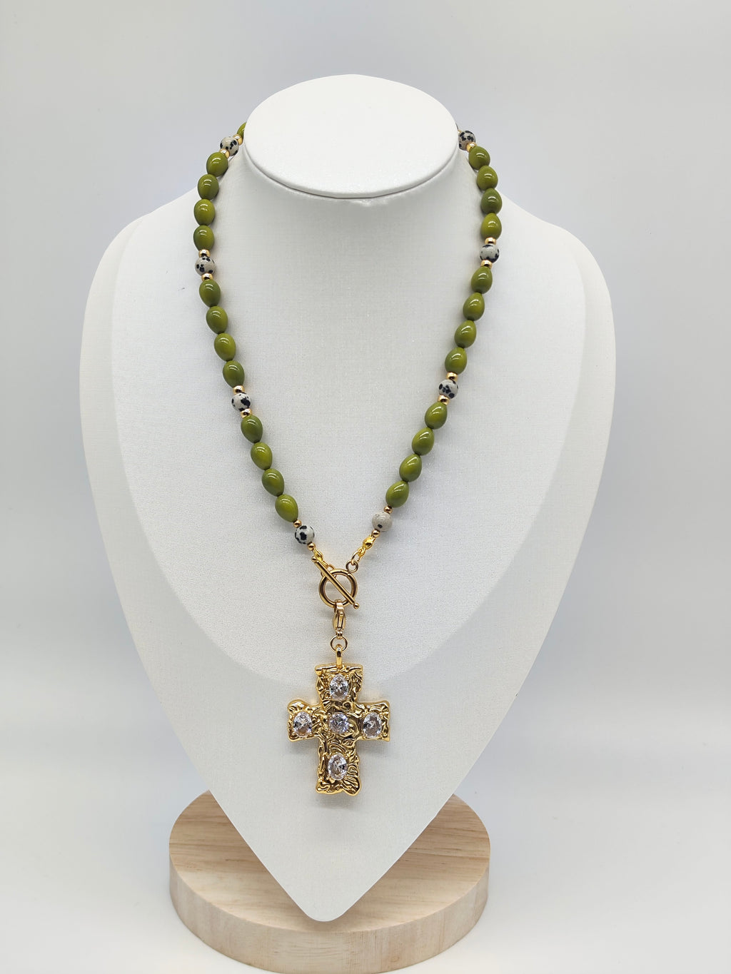 Collar Cruz Oliva – Artesanal y con piedra natural