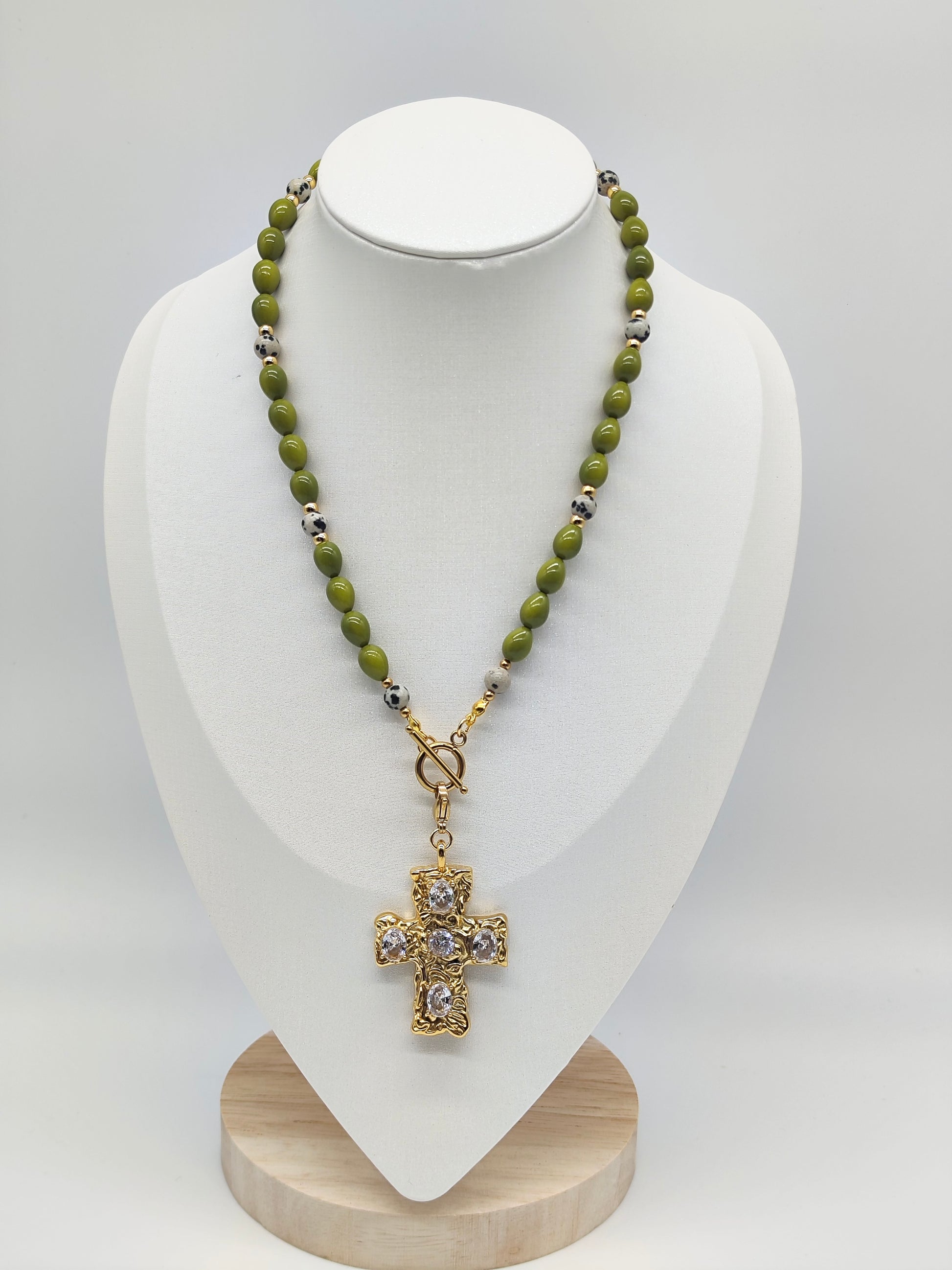 Collar Cruz Oliva – Artesanal y con piedra natural