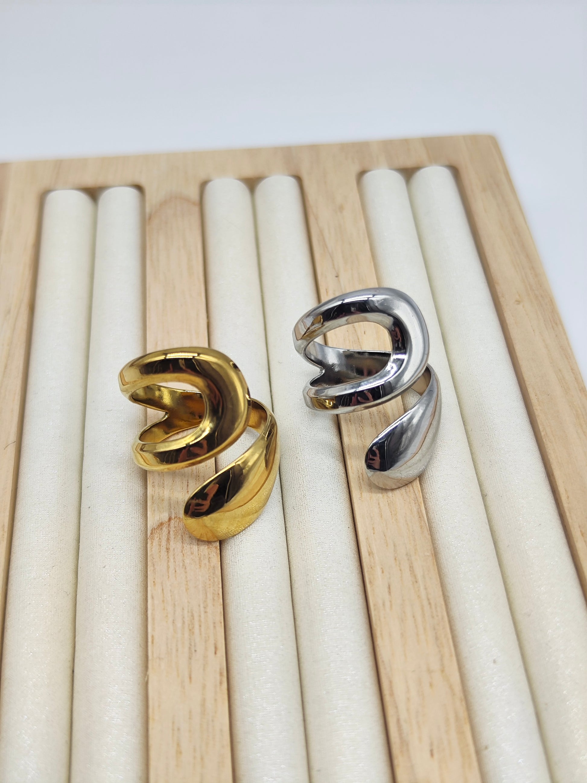 ✨ Anillo Wave Luxe (A elegir en dorado o plateado)