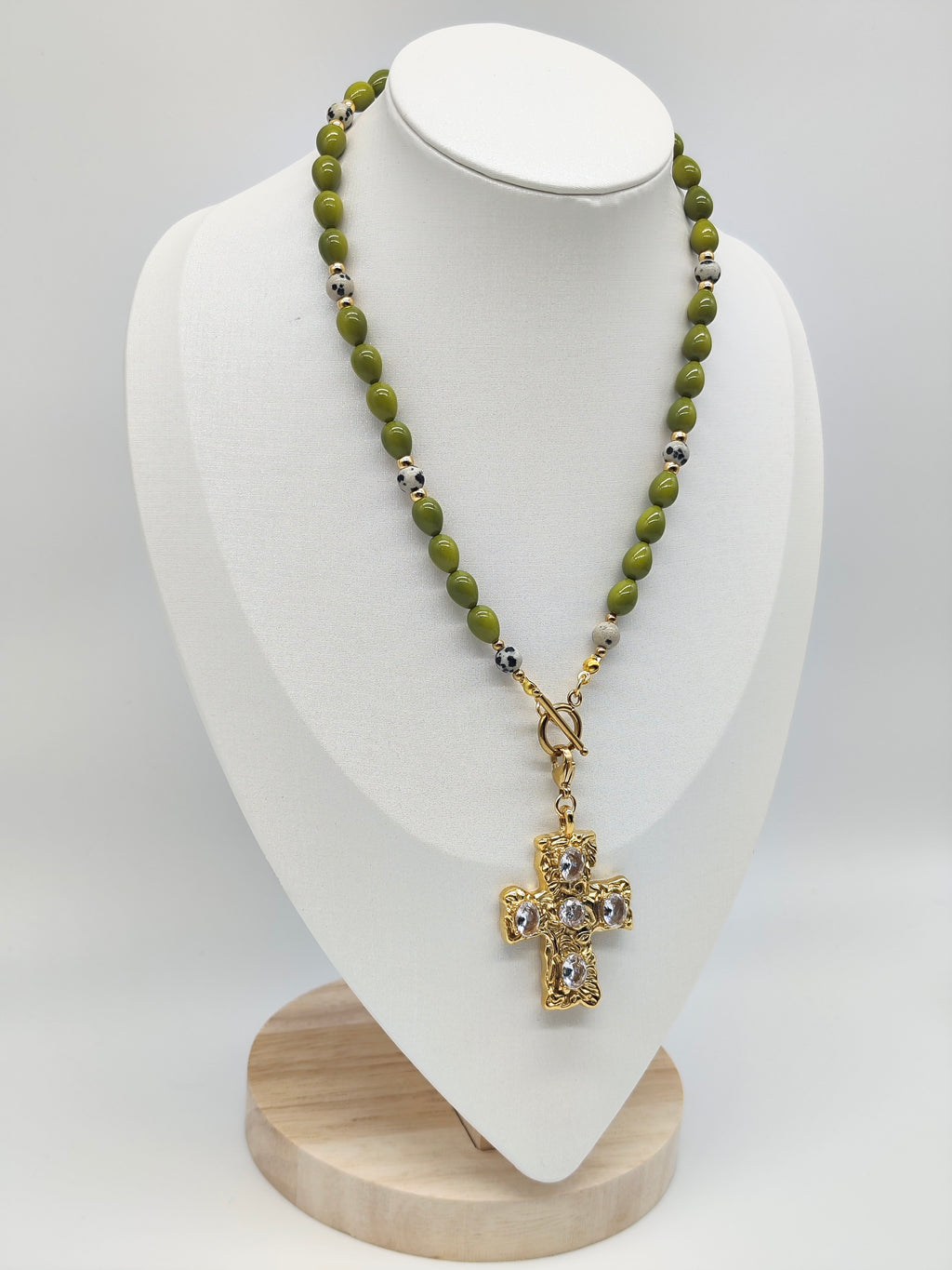 Collar Cruz Oliva – Artesanal y con piedra natural