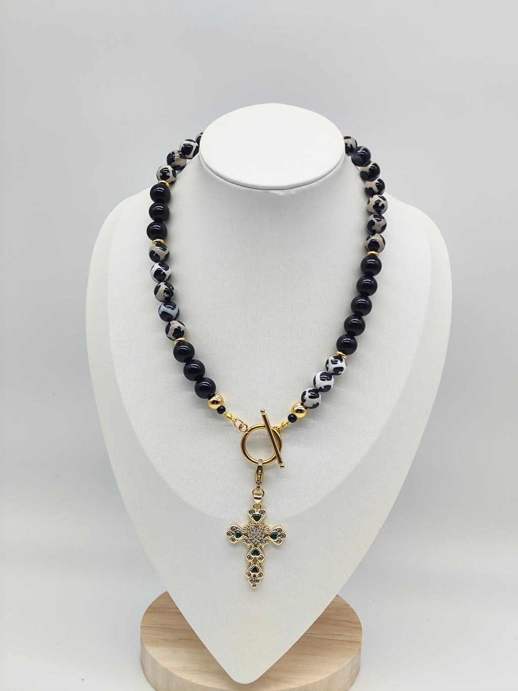 Collar Cruz Imperial – Artesanal y con Piedra Natural