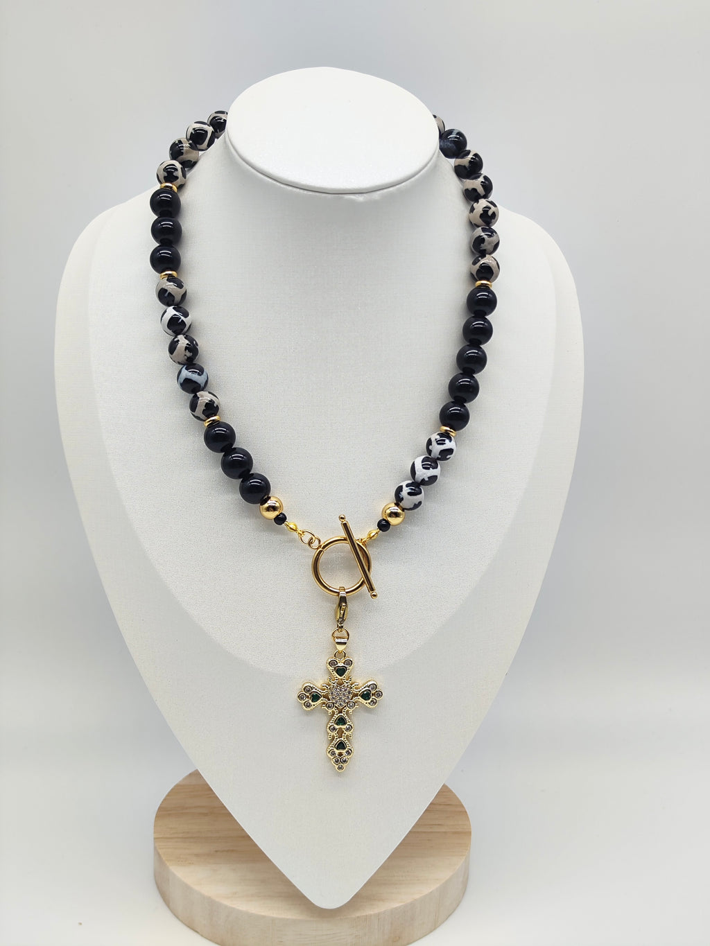 Collar Cruz Imperial – Artesanal y con Piedra Natural