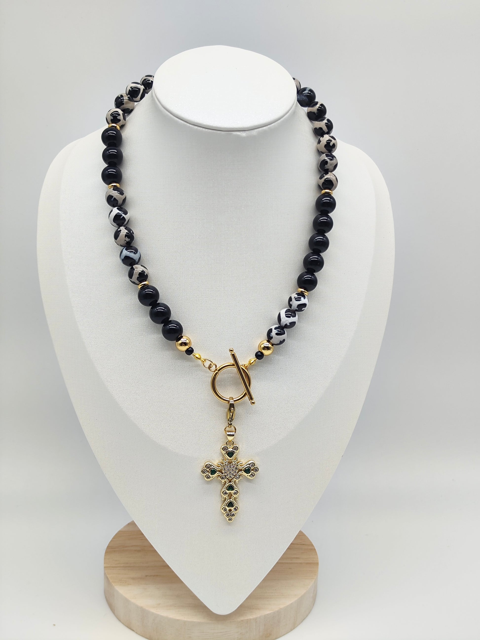 Collar Cruz Imperial – Artesanal y con Piedra Natural