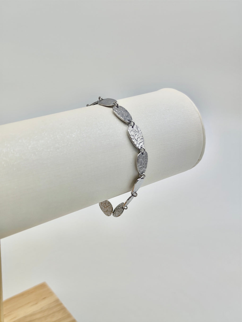 Pulsera Martillada de Acero Inoxidable – Disponible en Dorado o Plateado