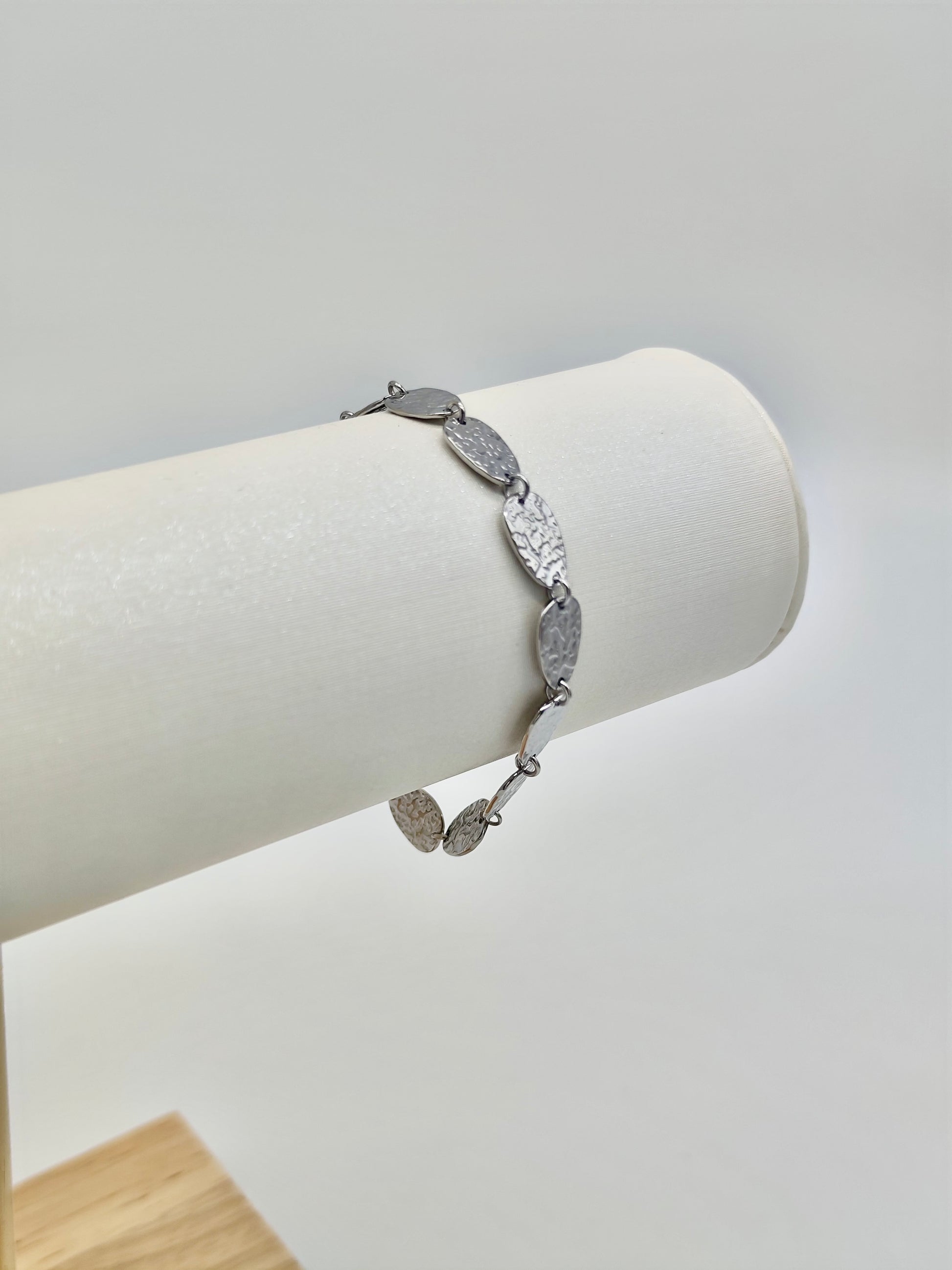 Pulsera Martillada de Acero Inoxidable – Disponible en Dorado o Plateado