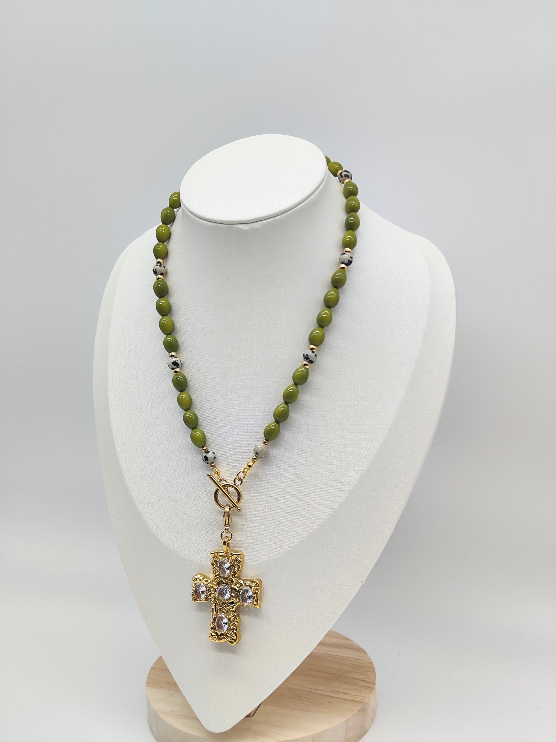 Collar Cruz Oliva – Artesanal y con piedra natural