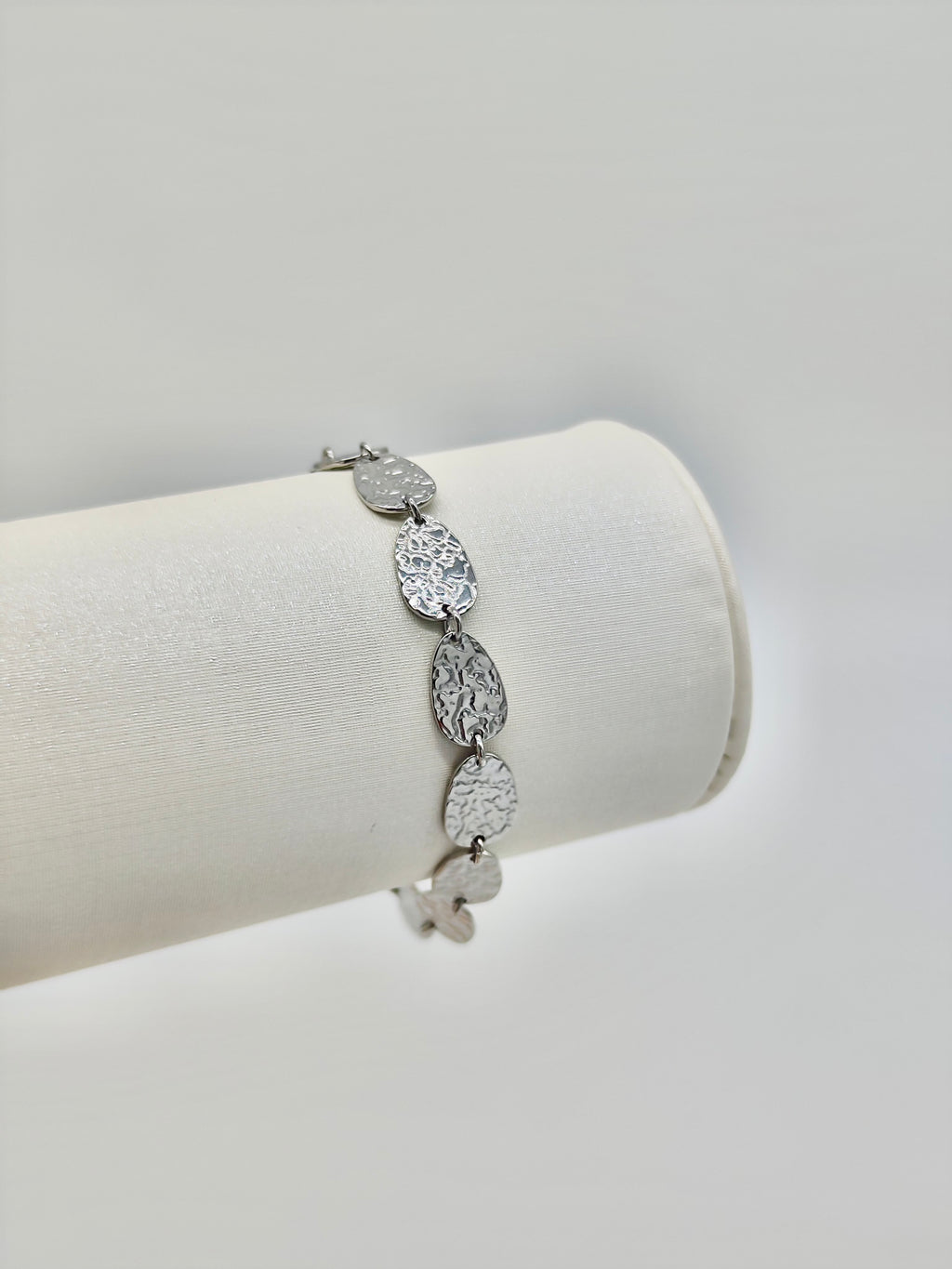 Pulsera Martillada de Acero Inoxidable – Disponible en Dorado o Plateado