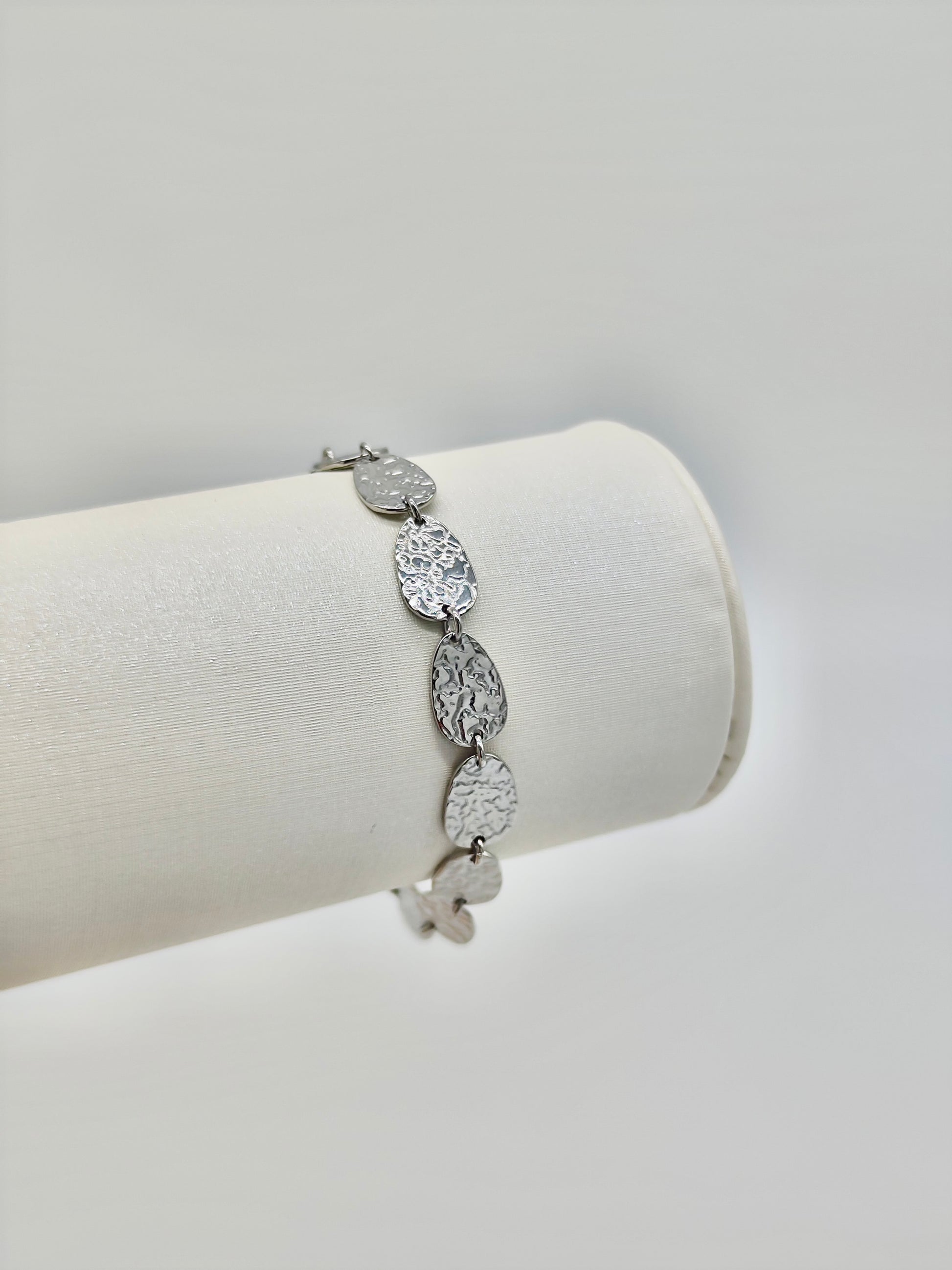 Pulsera Martillada de Acero Inoxidable – Disponible en Dorado o Plateado