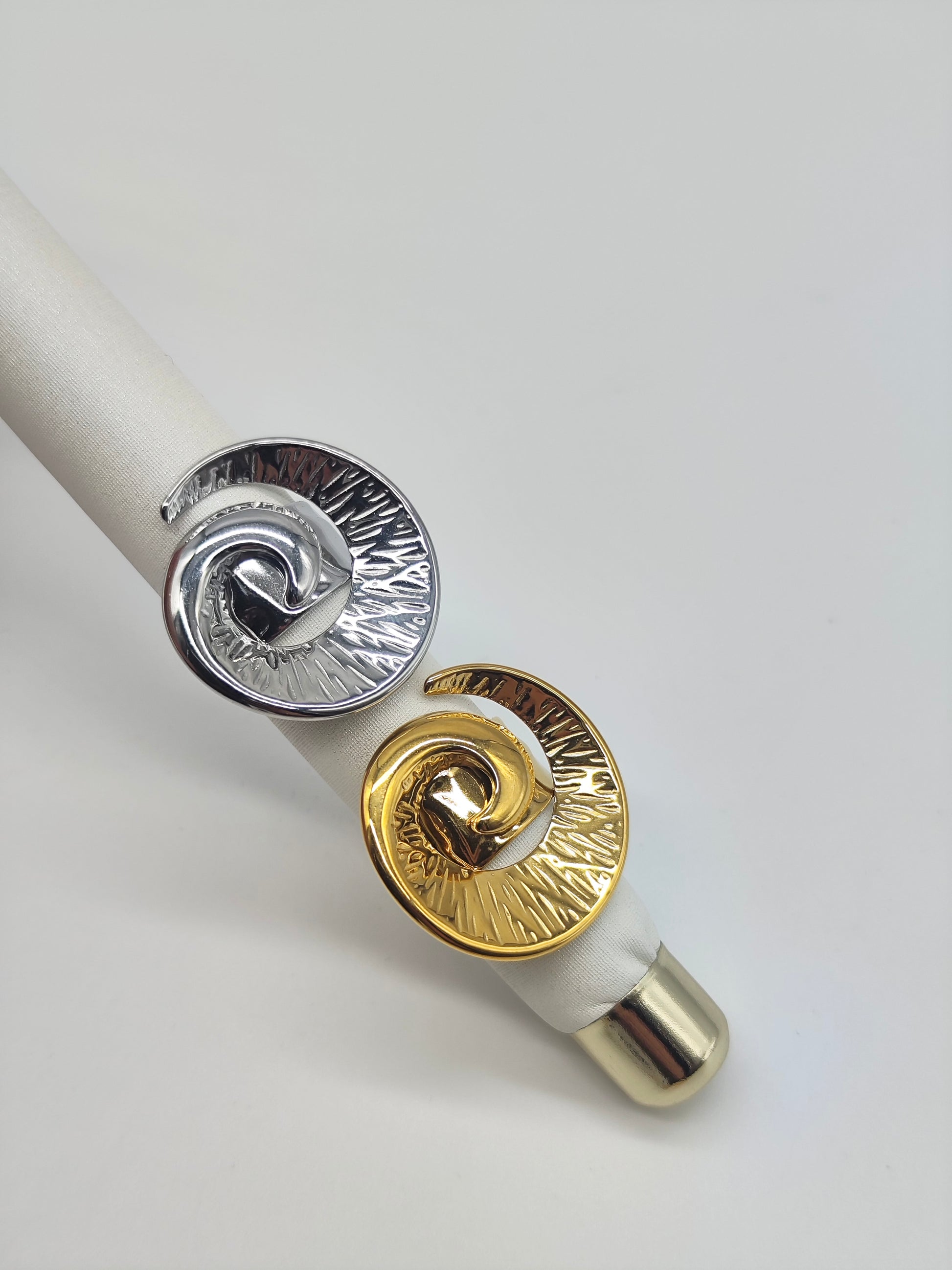 Anillo Aura Espiral – Acero Inoxidable Dorado o Plateado