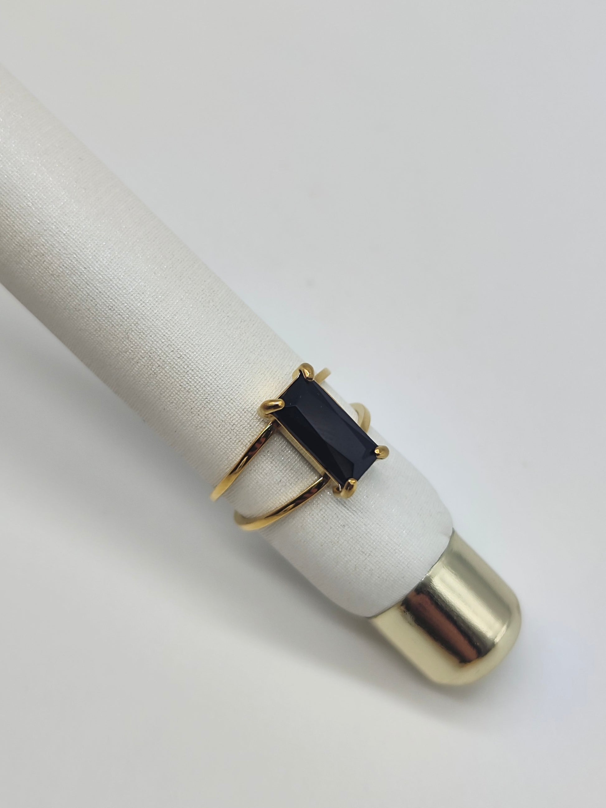 Anillo Petra – Acero Inoxidable Dorado con Piedra Natural