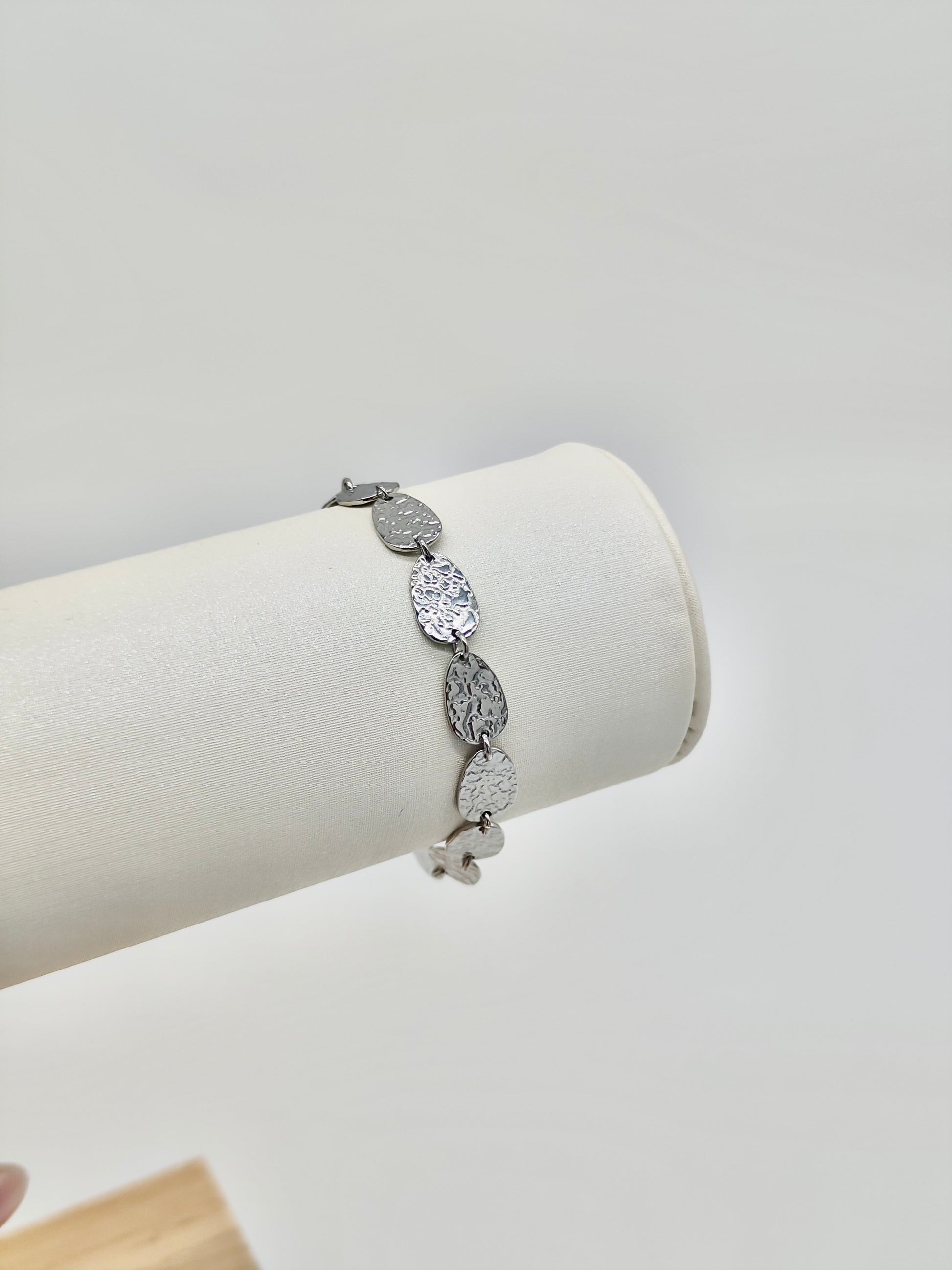 Pulsera Martillada de Acero Inoxidable – Disponible en Dorado o Plateado