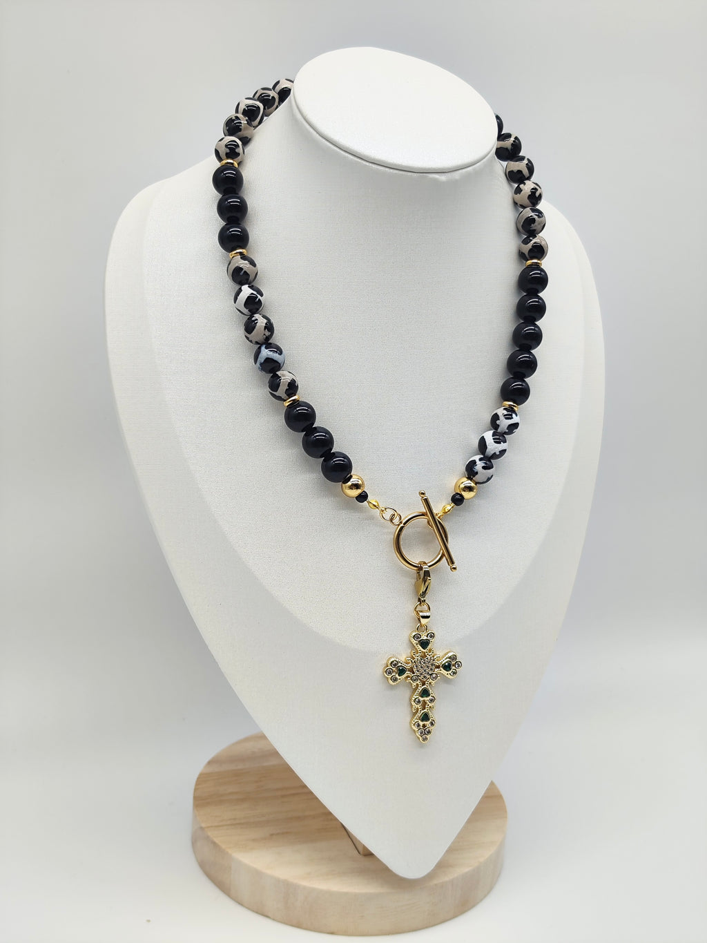 Collar Cruz Imperial – Artesanal y con Piedra Natural