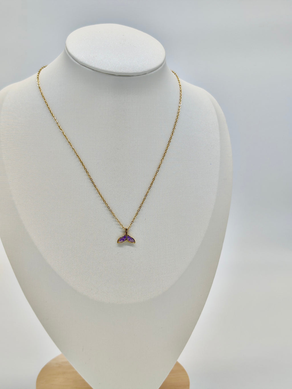 Collar Cola de Ballena – Dorado con Detalle Lila