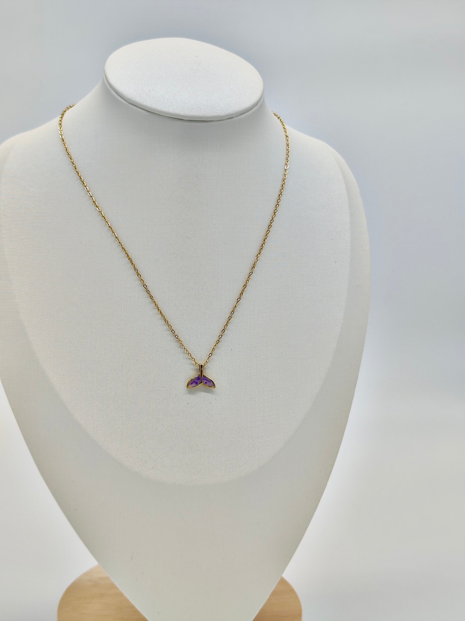Collar Cola de Ballena – Dorado con Detalle Lila