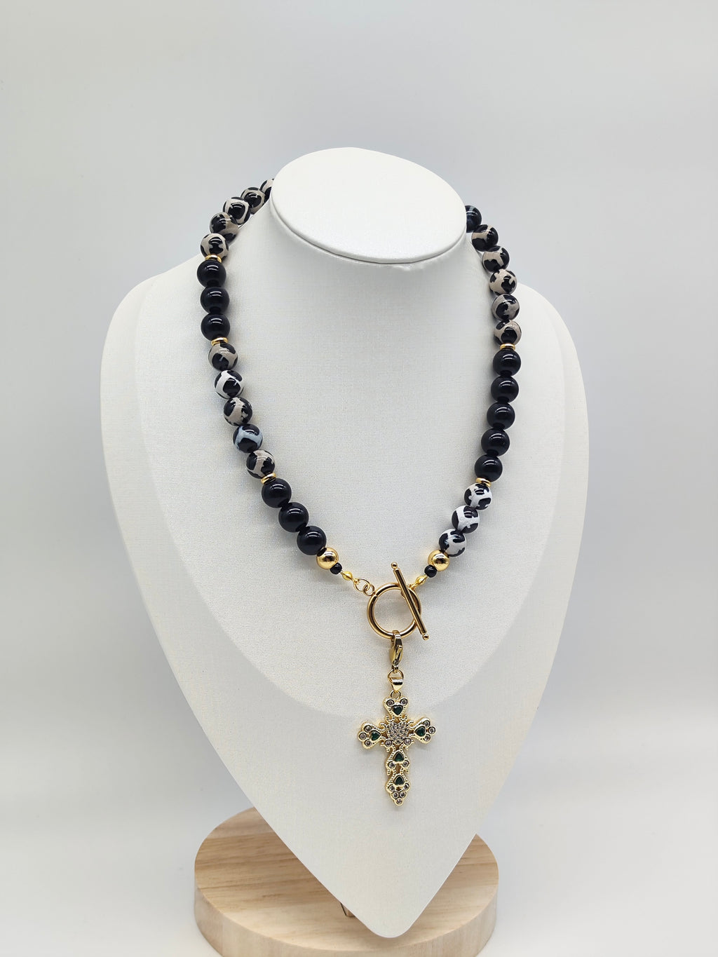 Collar Cruz Imperial – Artesanal y con Piedra Natural