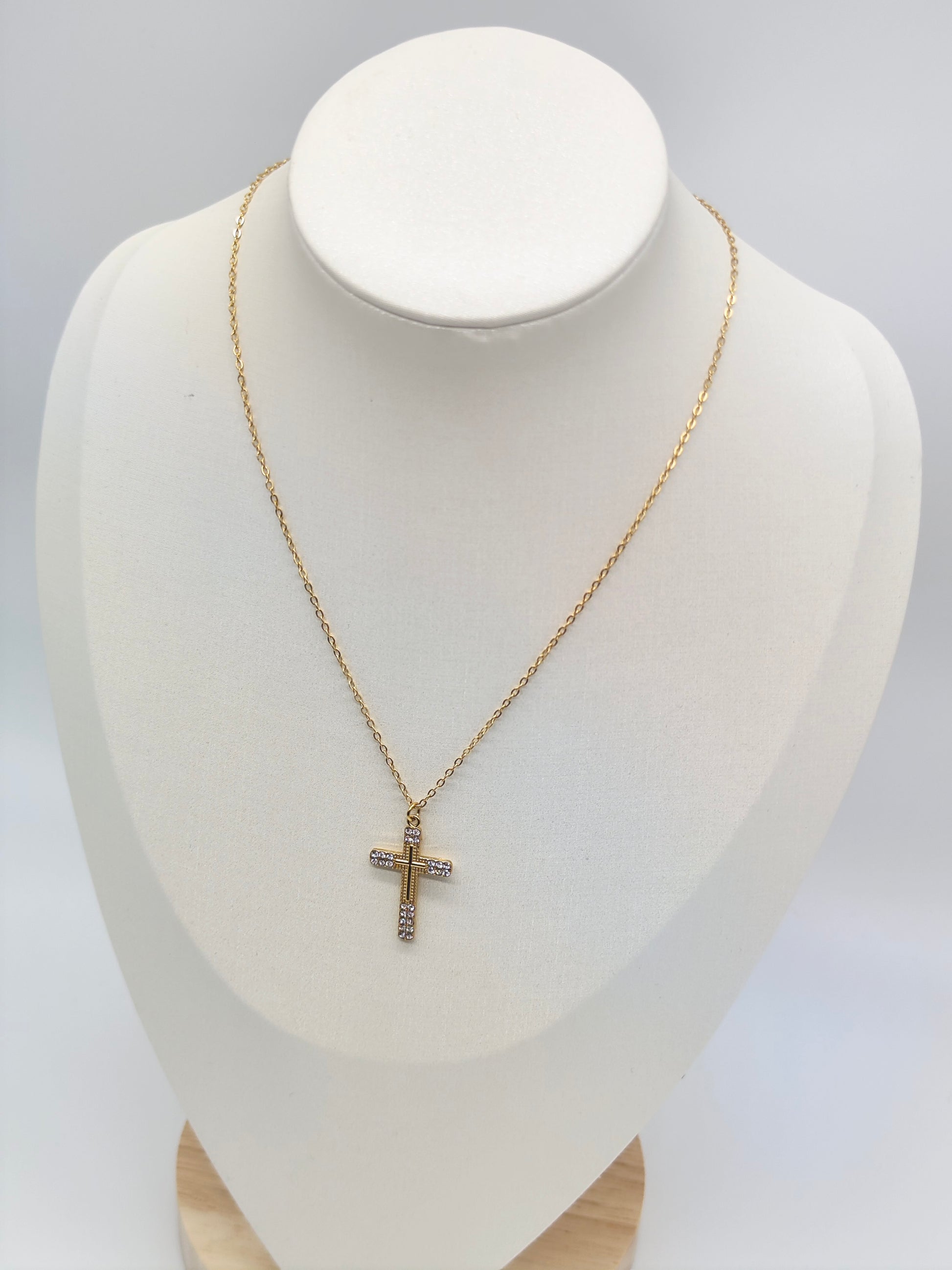 Collar Cruz Brillo – Acero Inoxidable Dorado con Circonitas