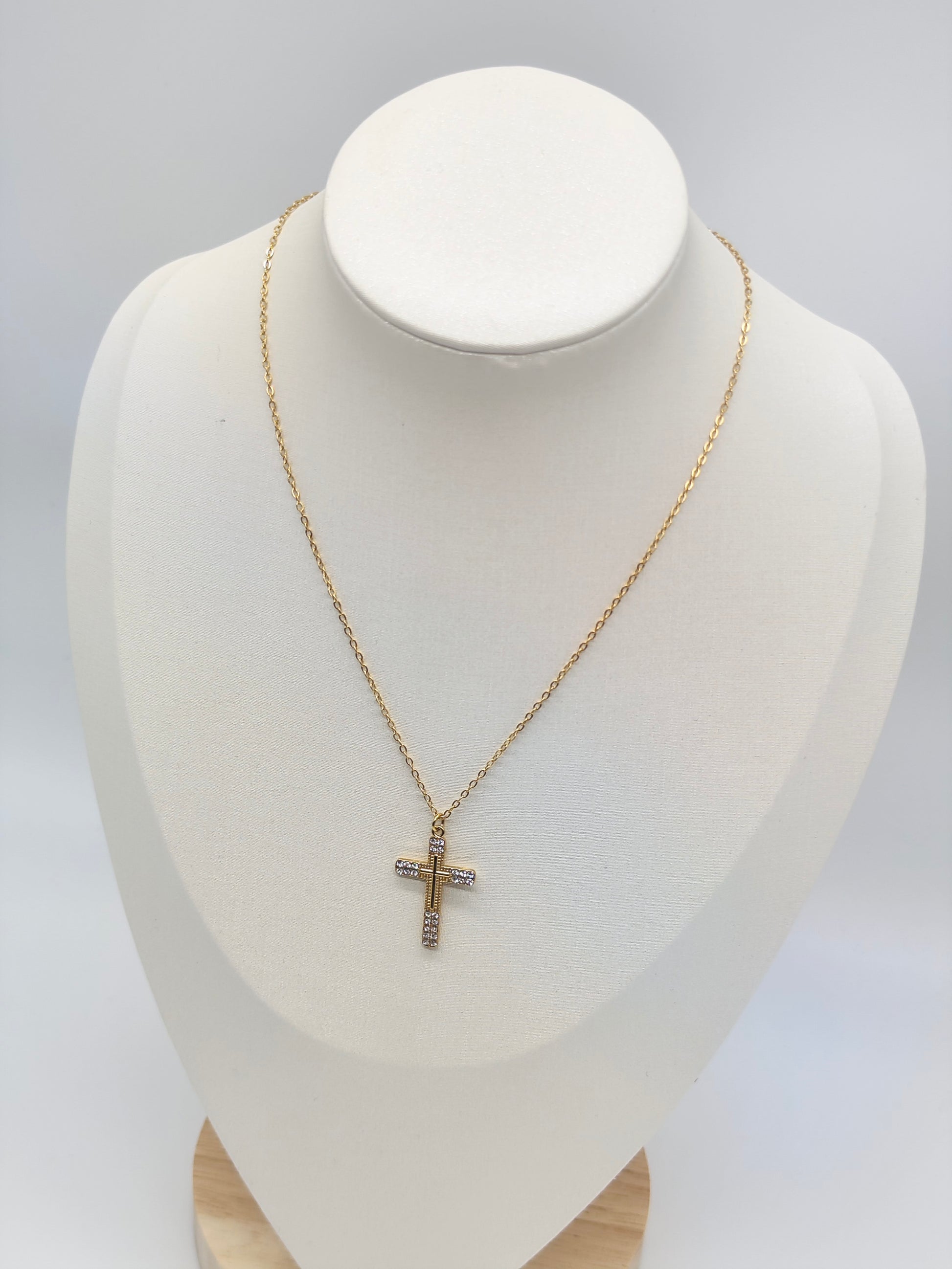 Collar Cruz Brillo – Acero Inoxidable Dorado con Circonitas