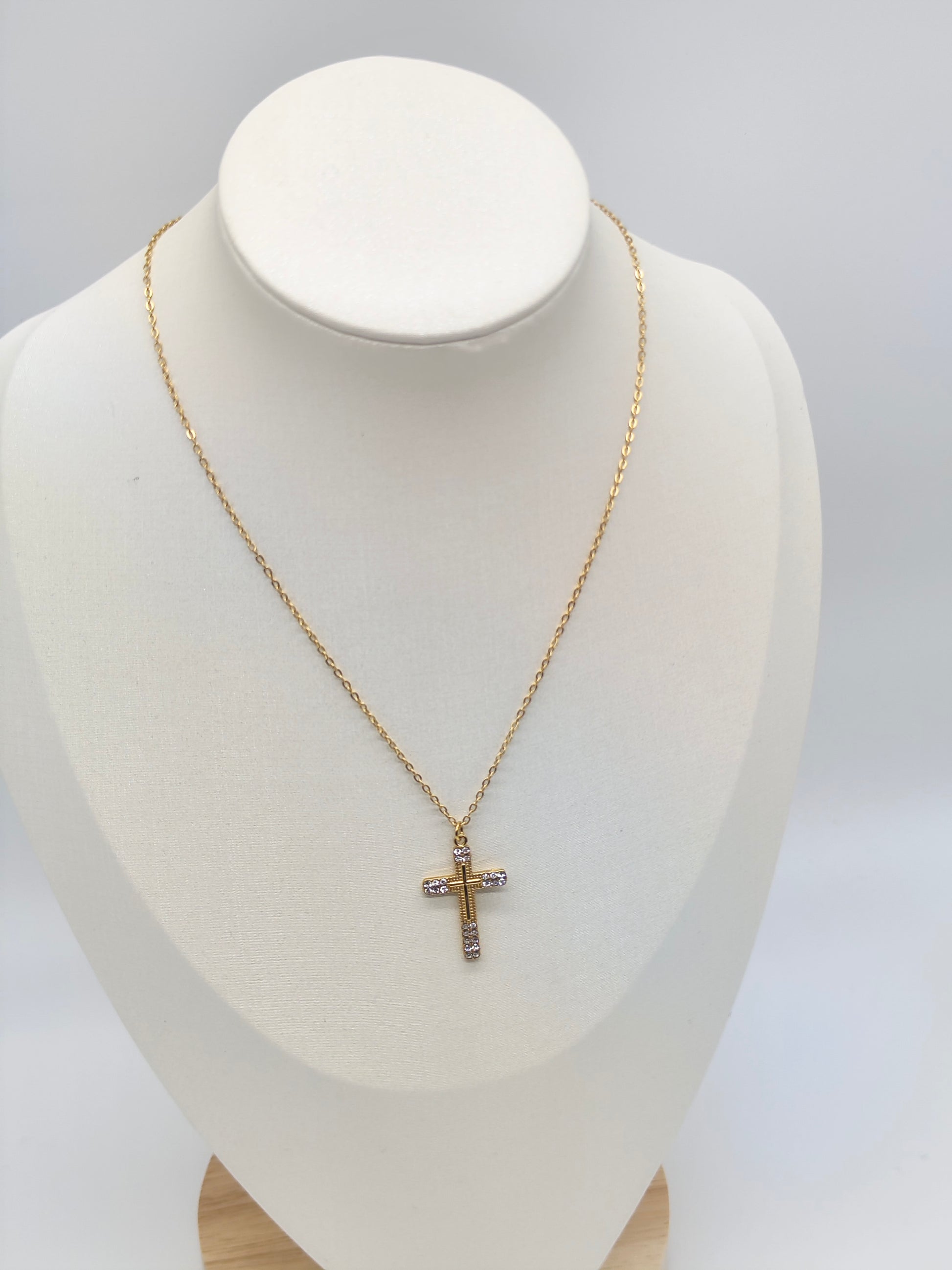 Collar Cruz Brillo – Acero Inoxidable Dorado con Circonitas