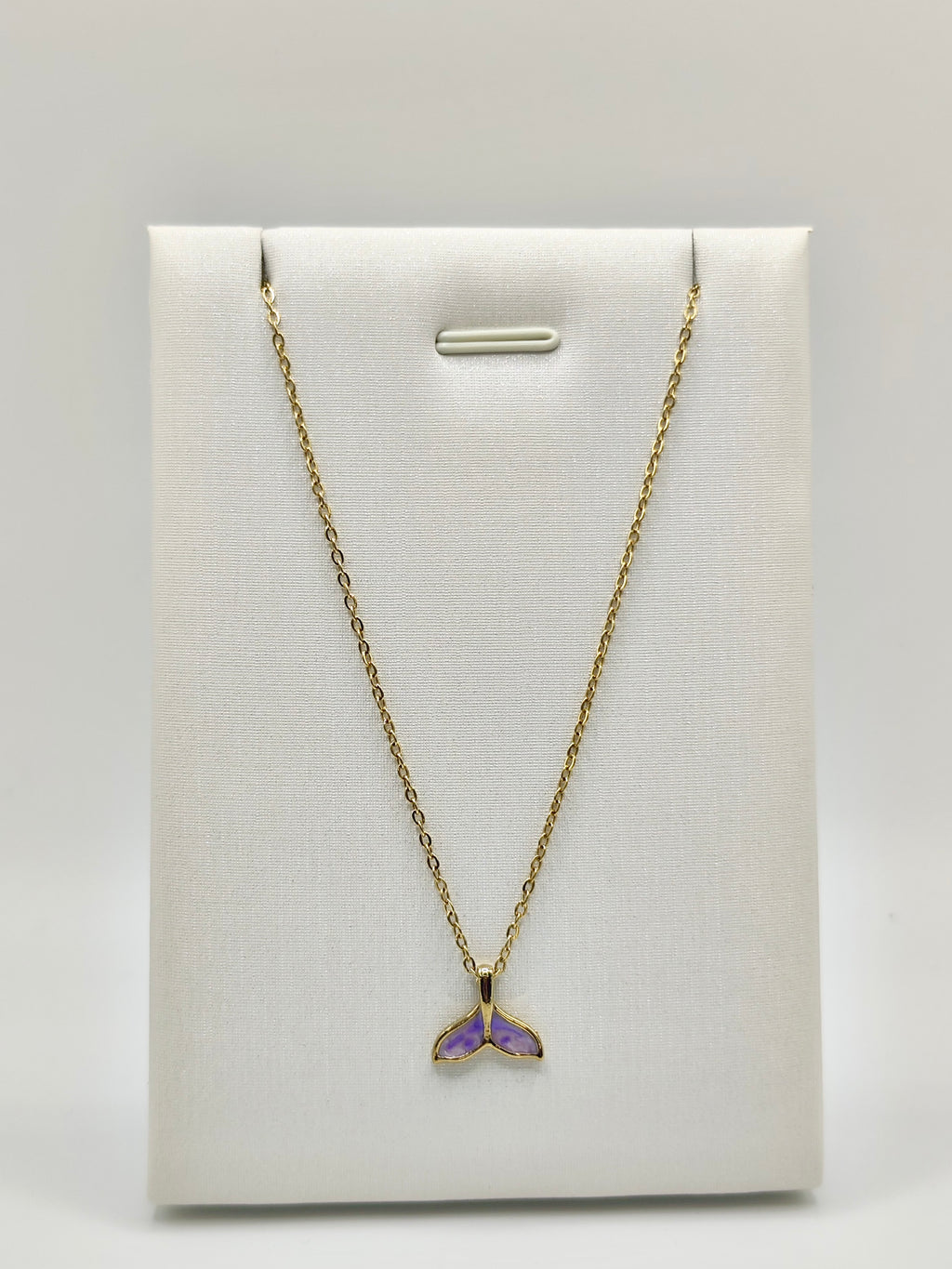 Collar Cola de Ballena – Dorado con Detalle Lila