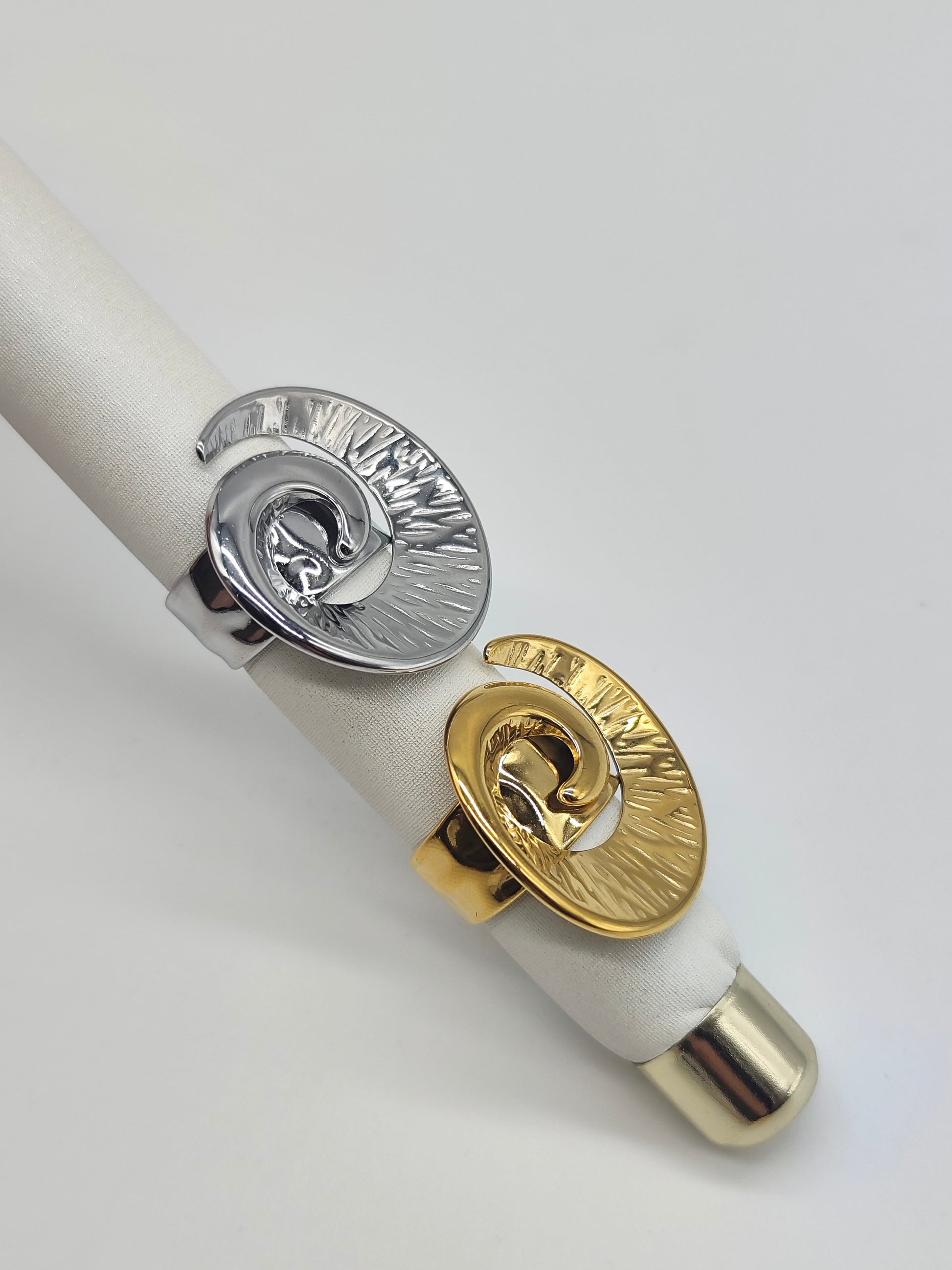 Anillo Aura Espiral – Acero Inoxidable Dorado o Plateado
