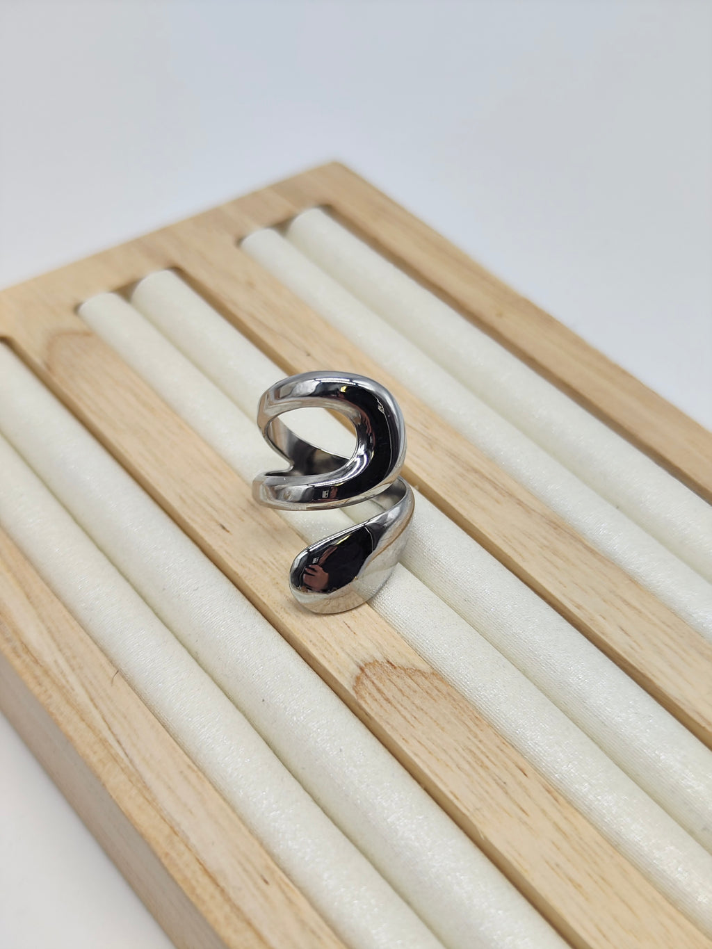 ✨ Anillo Wave Luxe (A elegir en dorado o plateado)