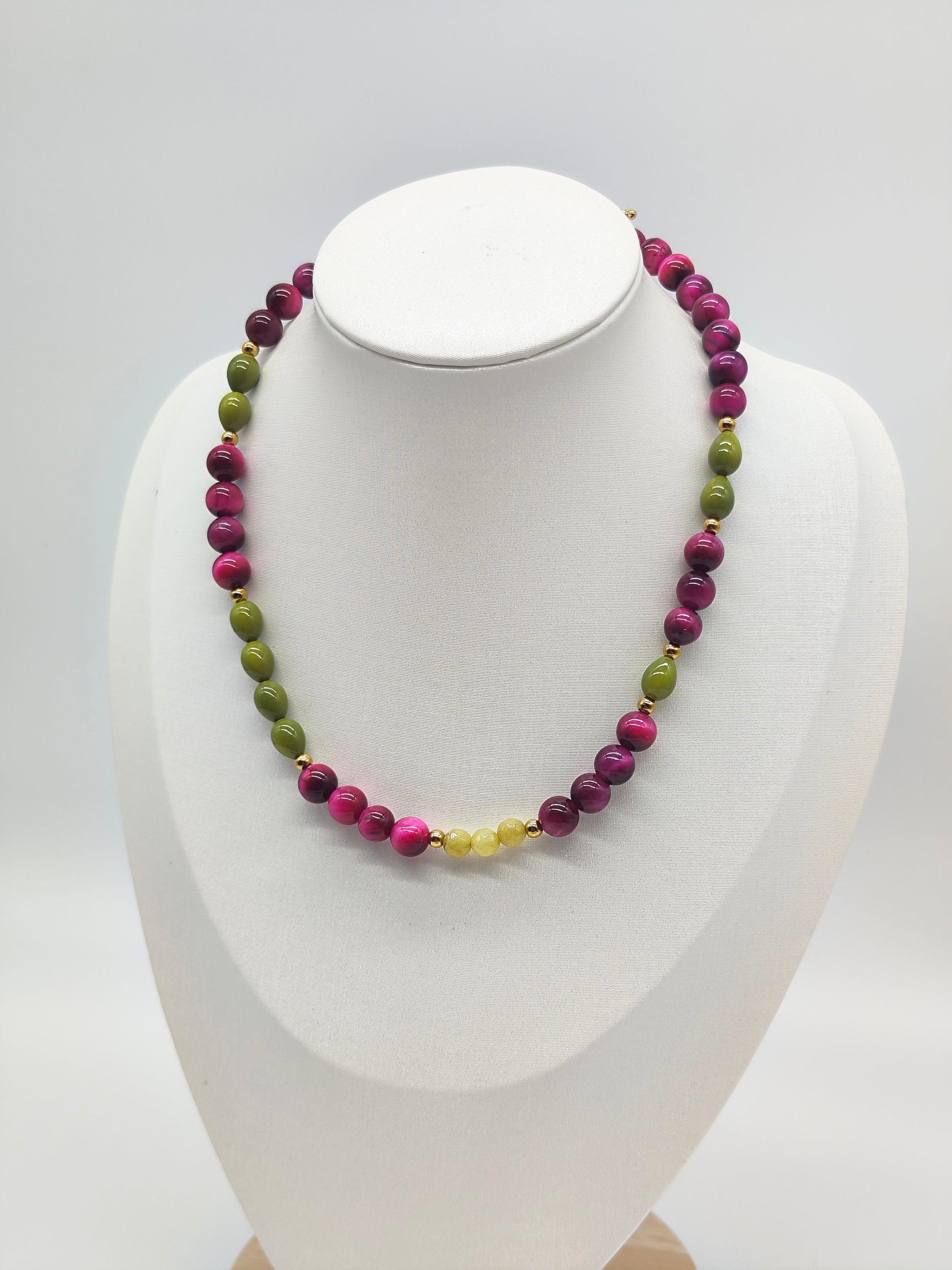 Collar artesanal Reina Magenta