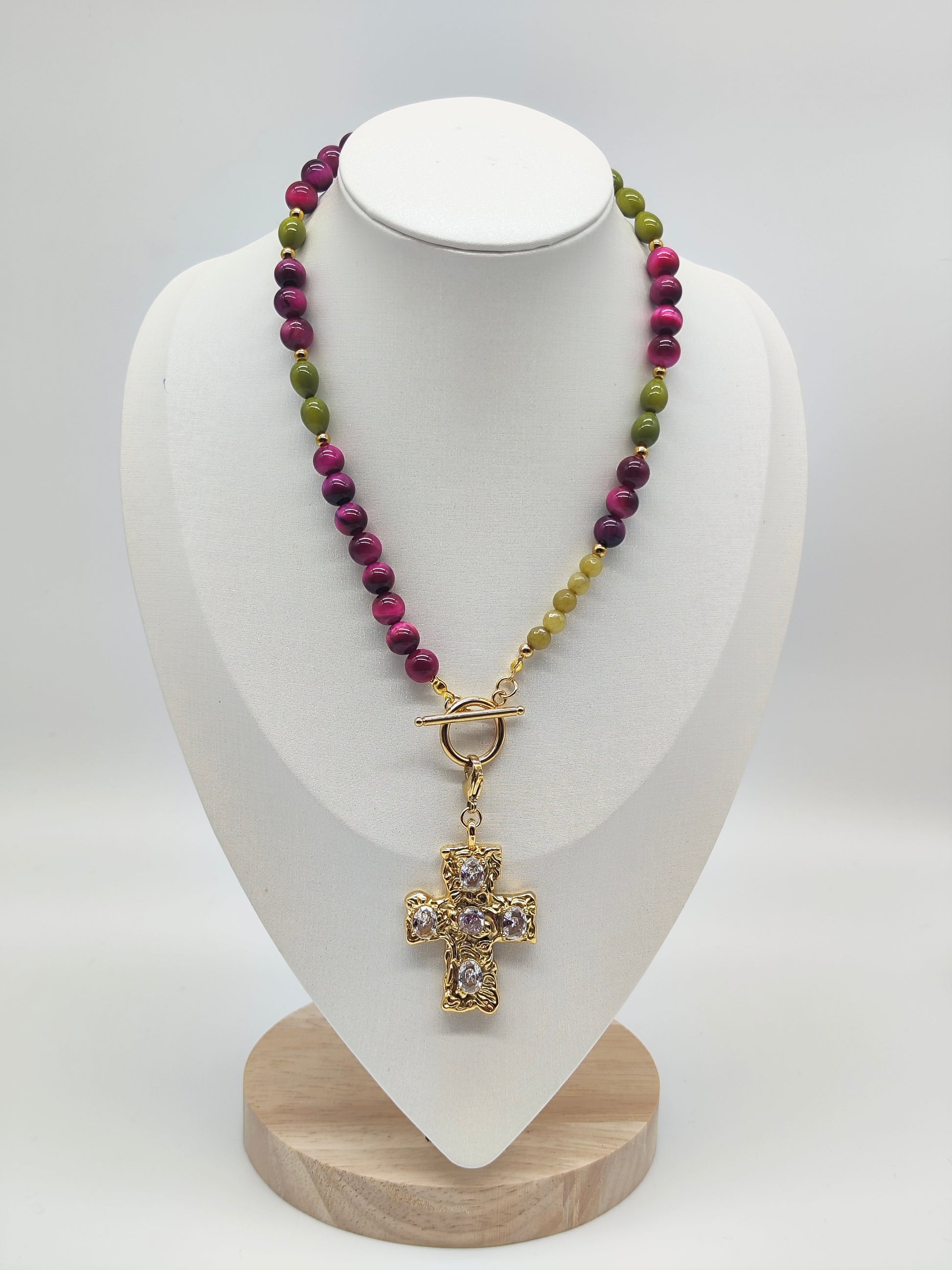 Collar artesanal Reina Magenta