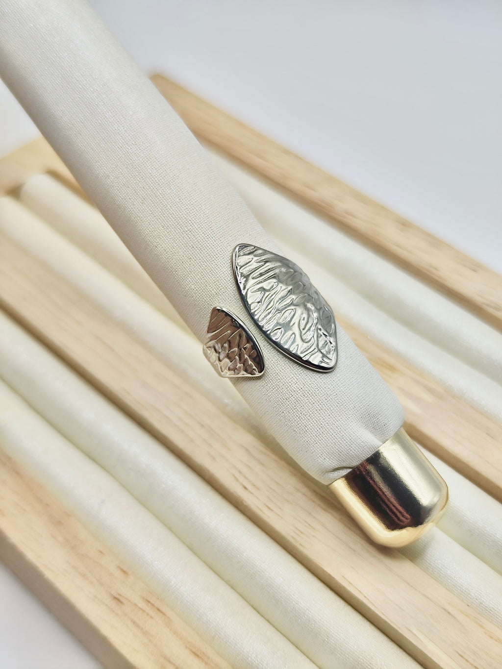 Anillo Hoja Martillada – Dorado y Plateado