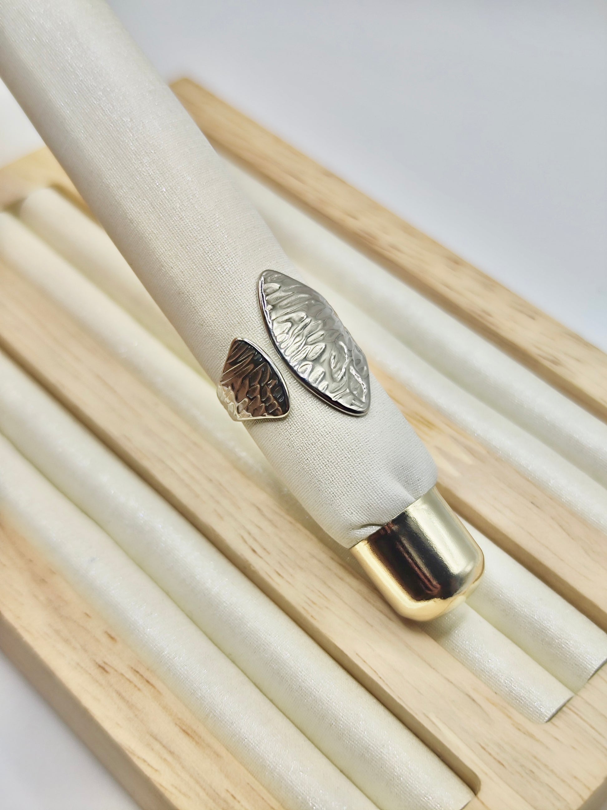 Anillo Hoja Martillada – Dorado y Plateado