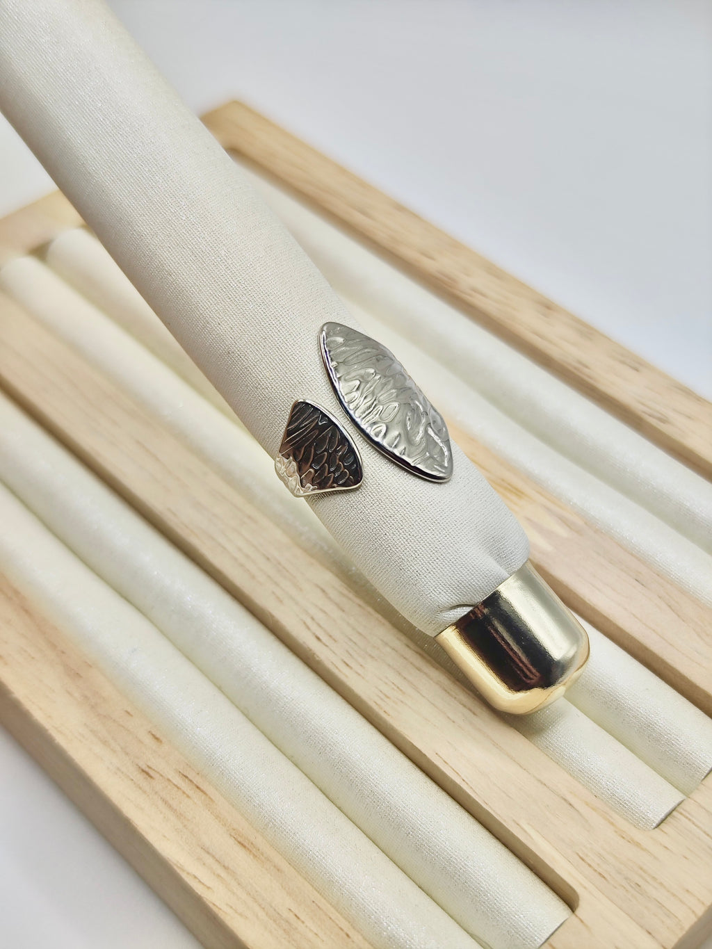 Anillo Hoja Martillada – Dorado y Plateado