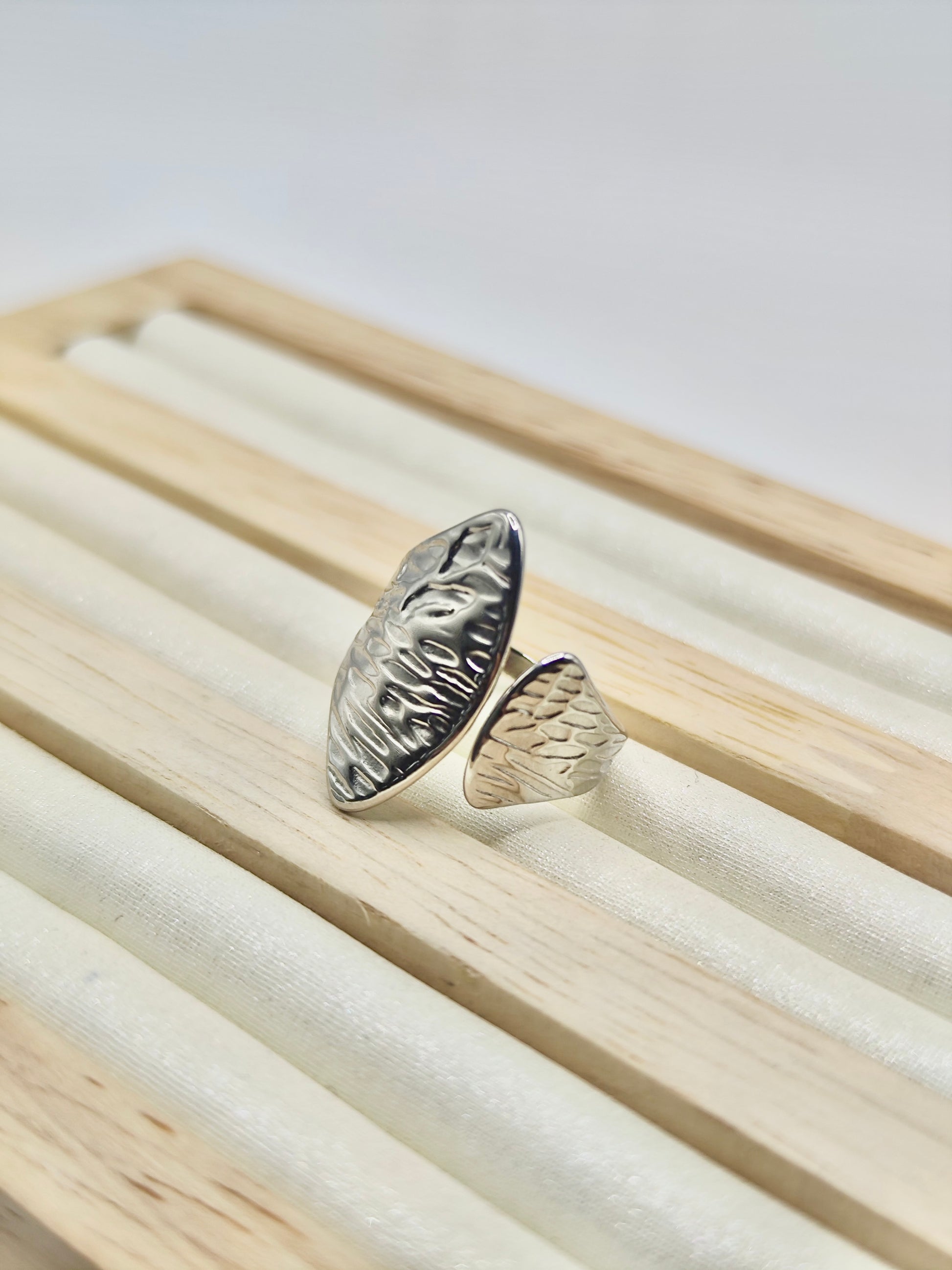 Anillo Hoja Martillada – Dorado y Plateado